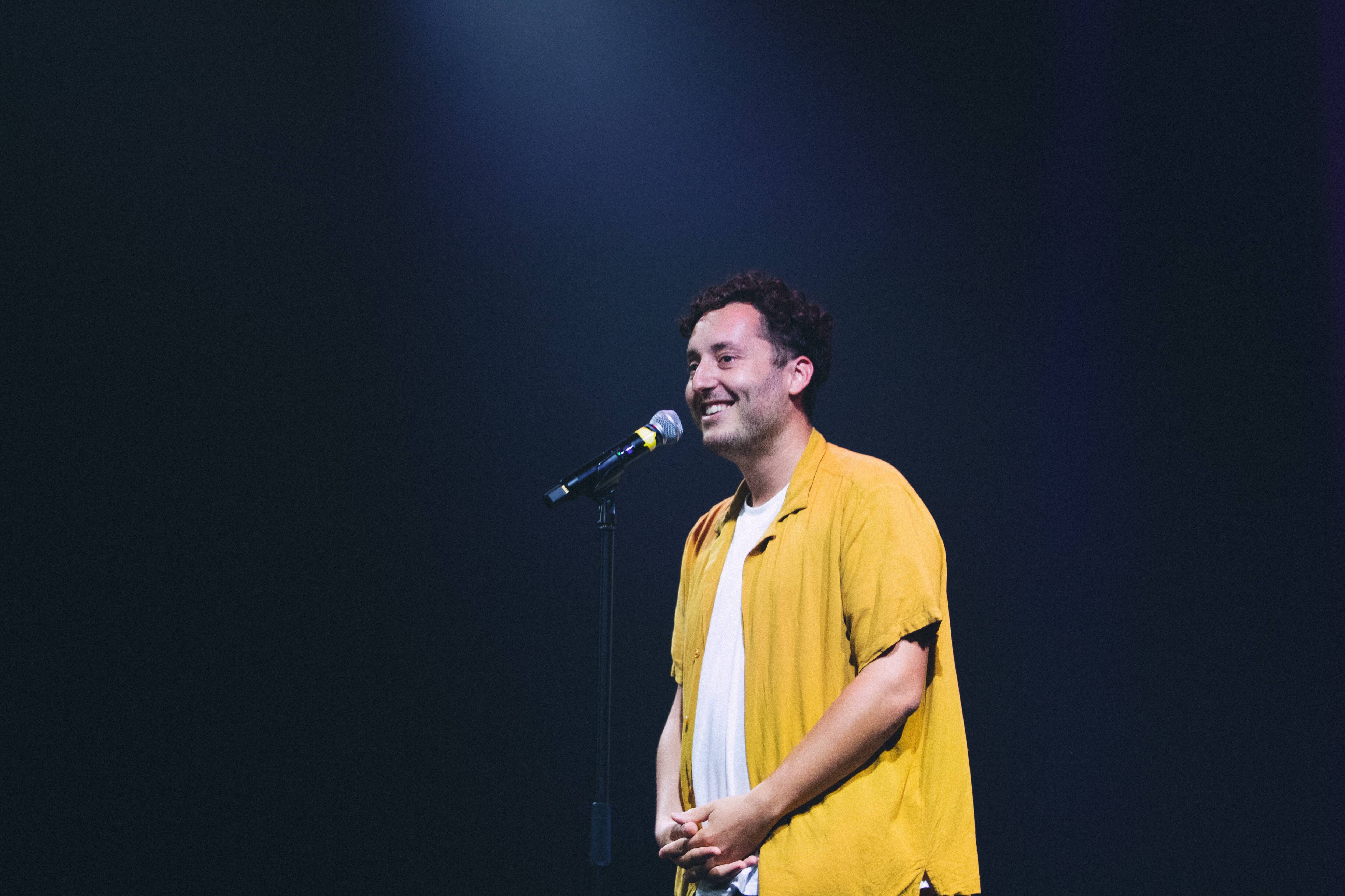 Qui est Thomas Santarelli, l'un des fers de lance de la scène stand-up niçoise ?