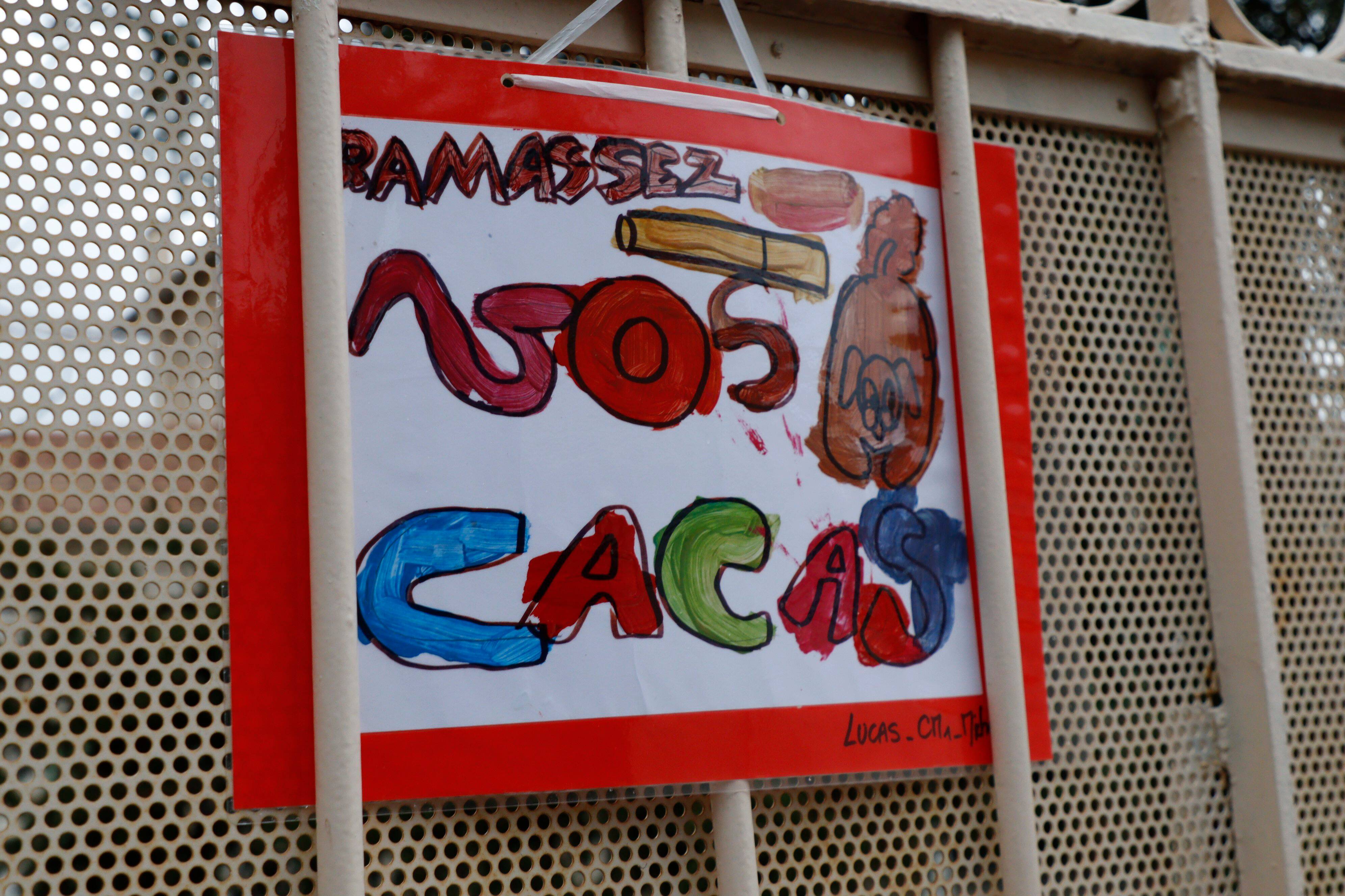 "Ramassez vos cacas": des dessins d'écoliers affichés à Saint-Laurent-du-Var pour dénoncer les crottes de chiens laissées sur le trottoir