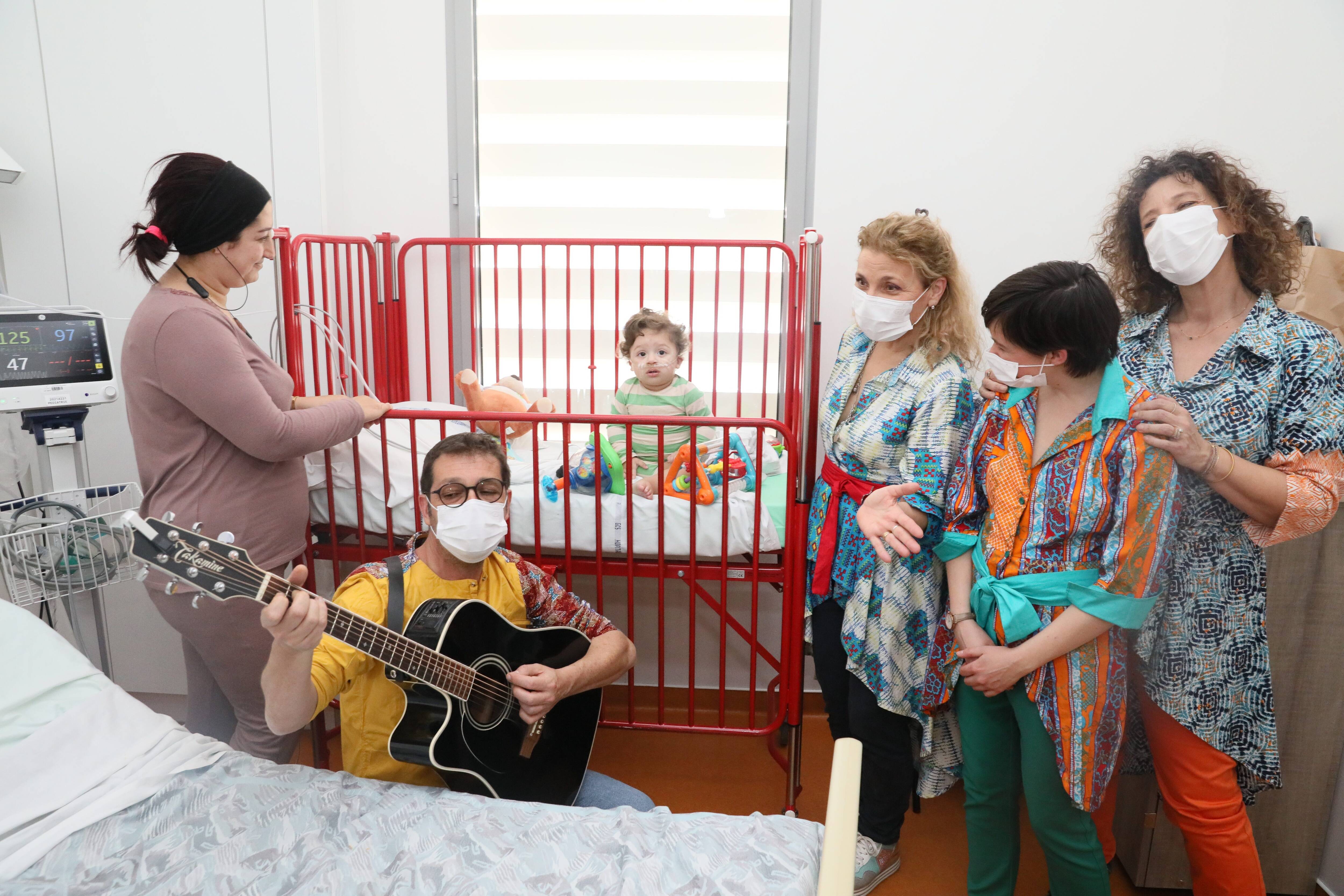 Avec leurs chansons, ils tentent de faire voyager les enfants malades depuis leur lit d'hôpital