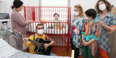 Avec leurs chansons, ils tentent de faire voyager les enfants malades depuis leur lit d'hôpital