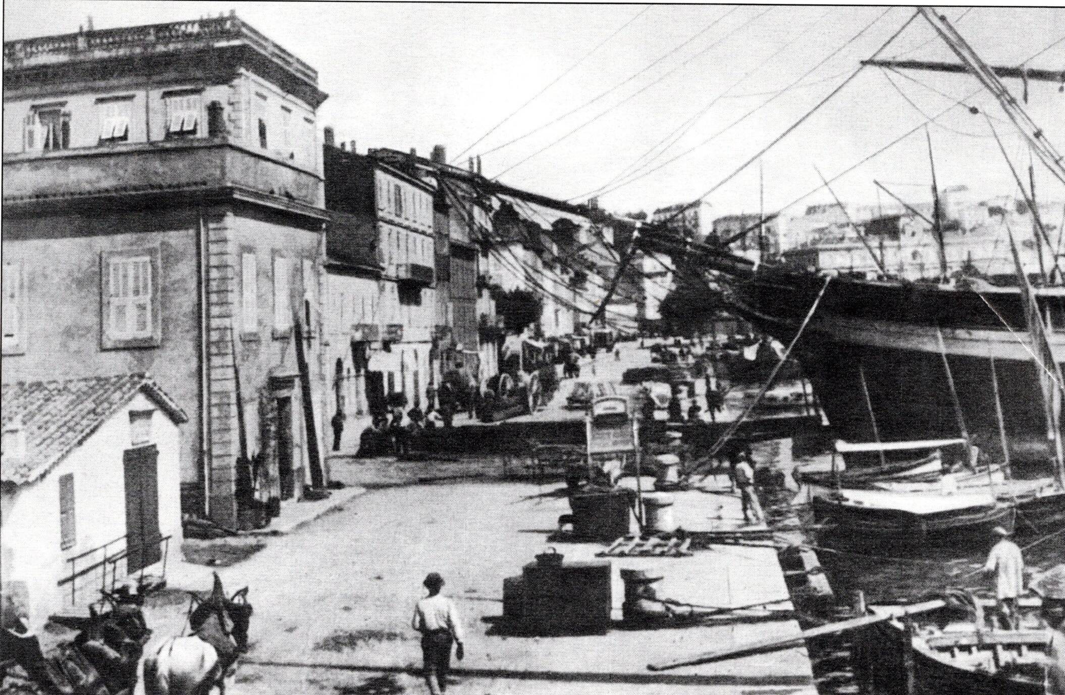 Non, le phare du port de Cannes n'est pas là depuis toujours... On vous raconte son histoire