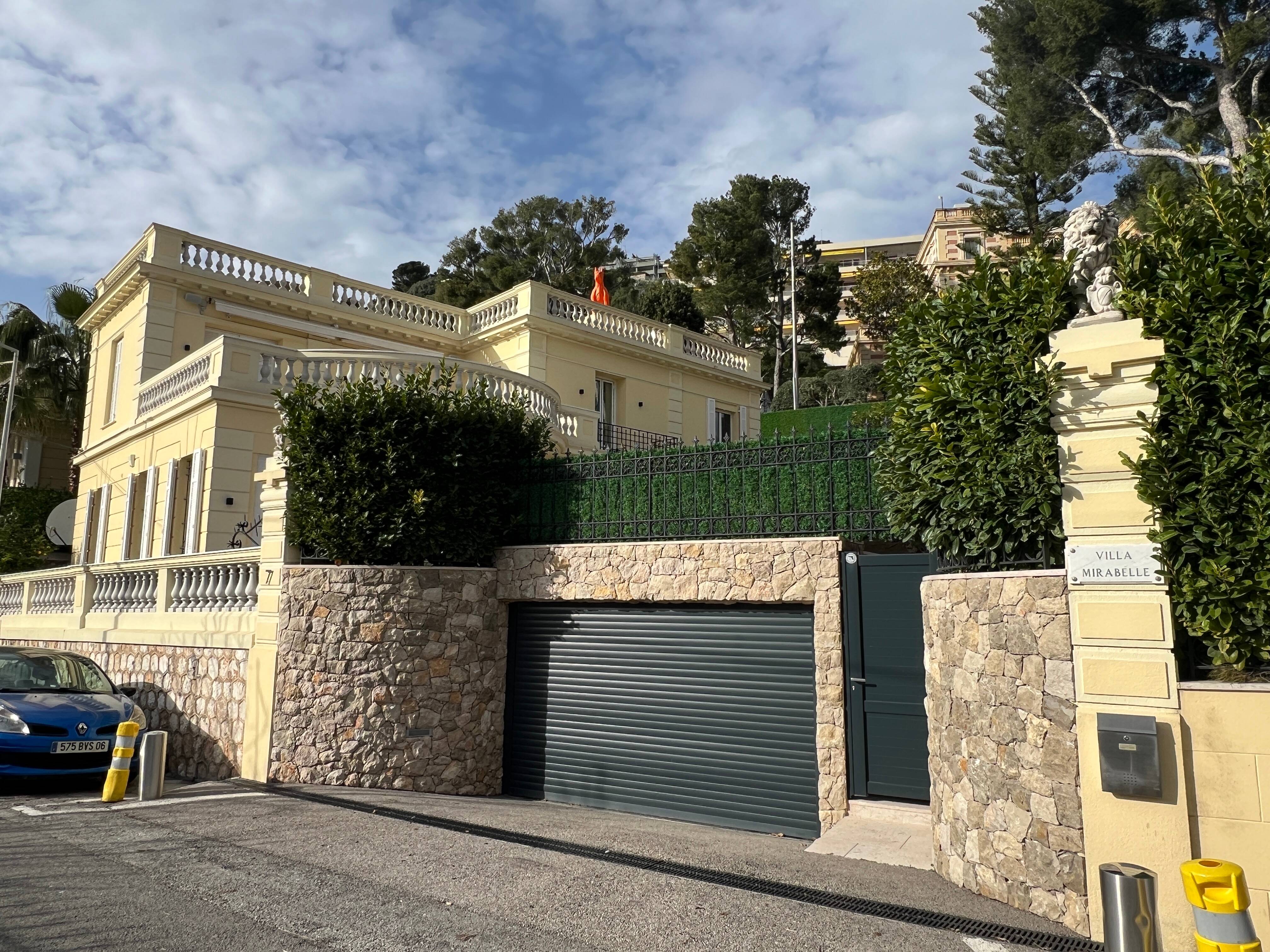 Des malfaiteurs ligotent une femme dans une villa de la Côte d'Azur et mettent la main sur 300.000 euros de valeurs