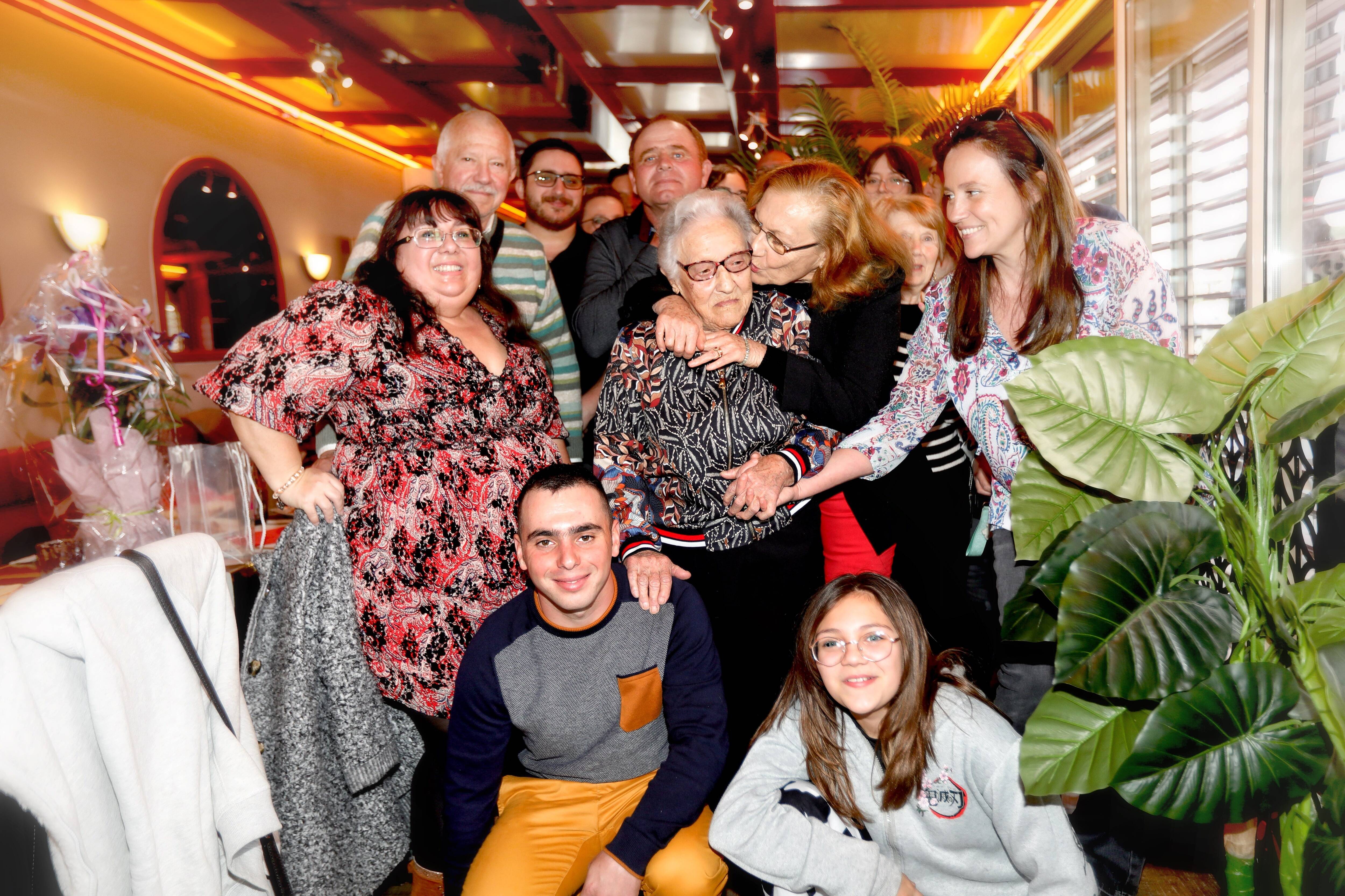 "Les grands-mères et les grands-pères sont moins stricts": sourires et tendresse pour l'anniversaire de Josette, Varoise de 103 ans