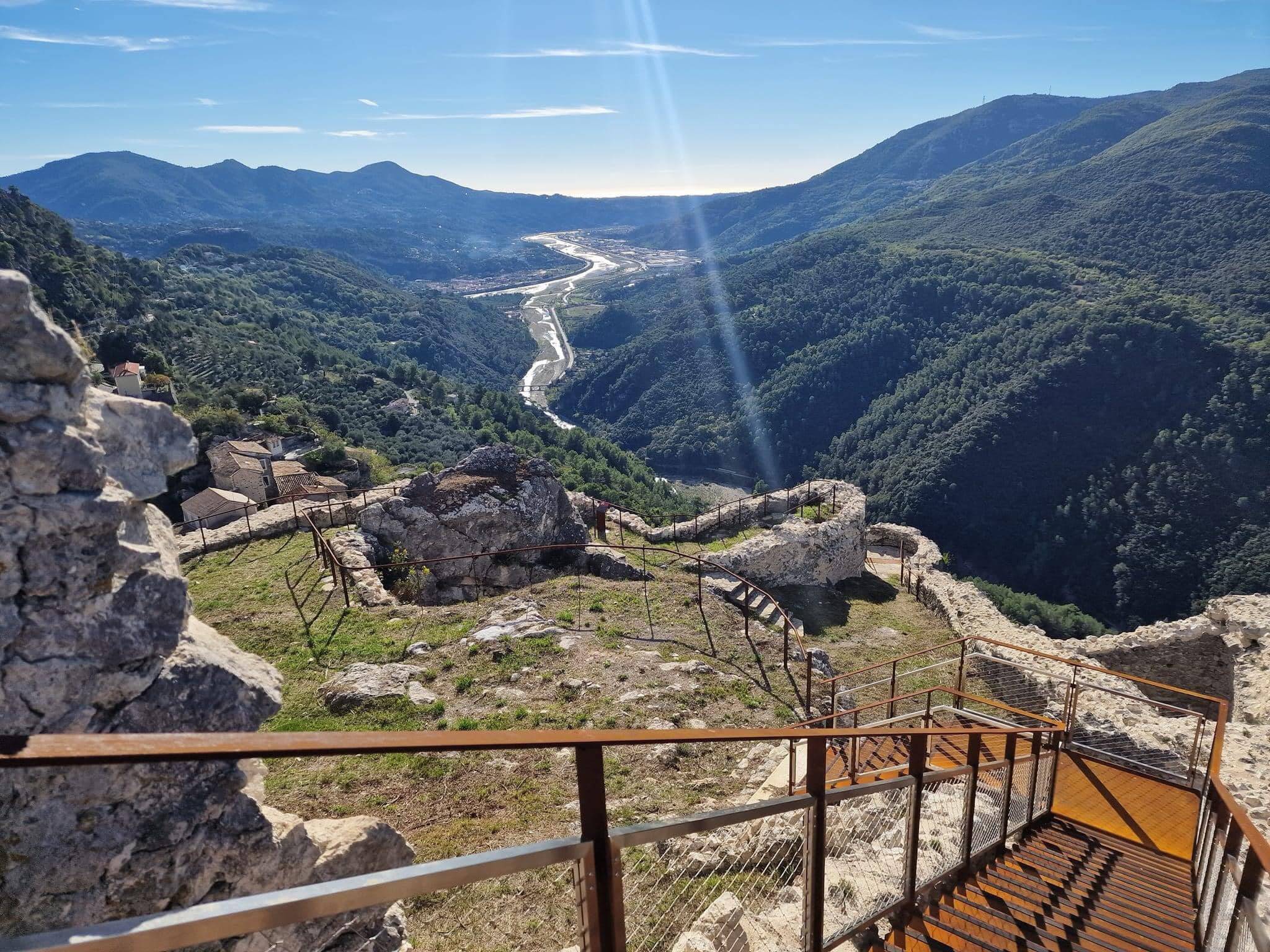 Dix ans après sa fermeture, ce château qui domine les vallées du Var et de l'Estéron retrouve enfin son éclat