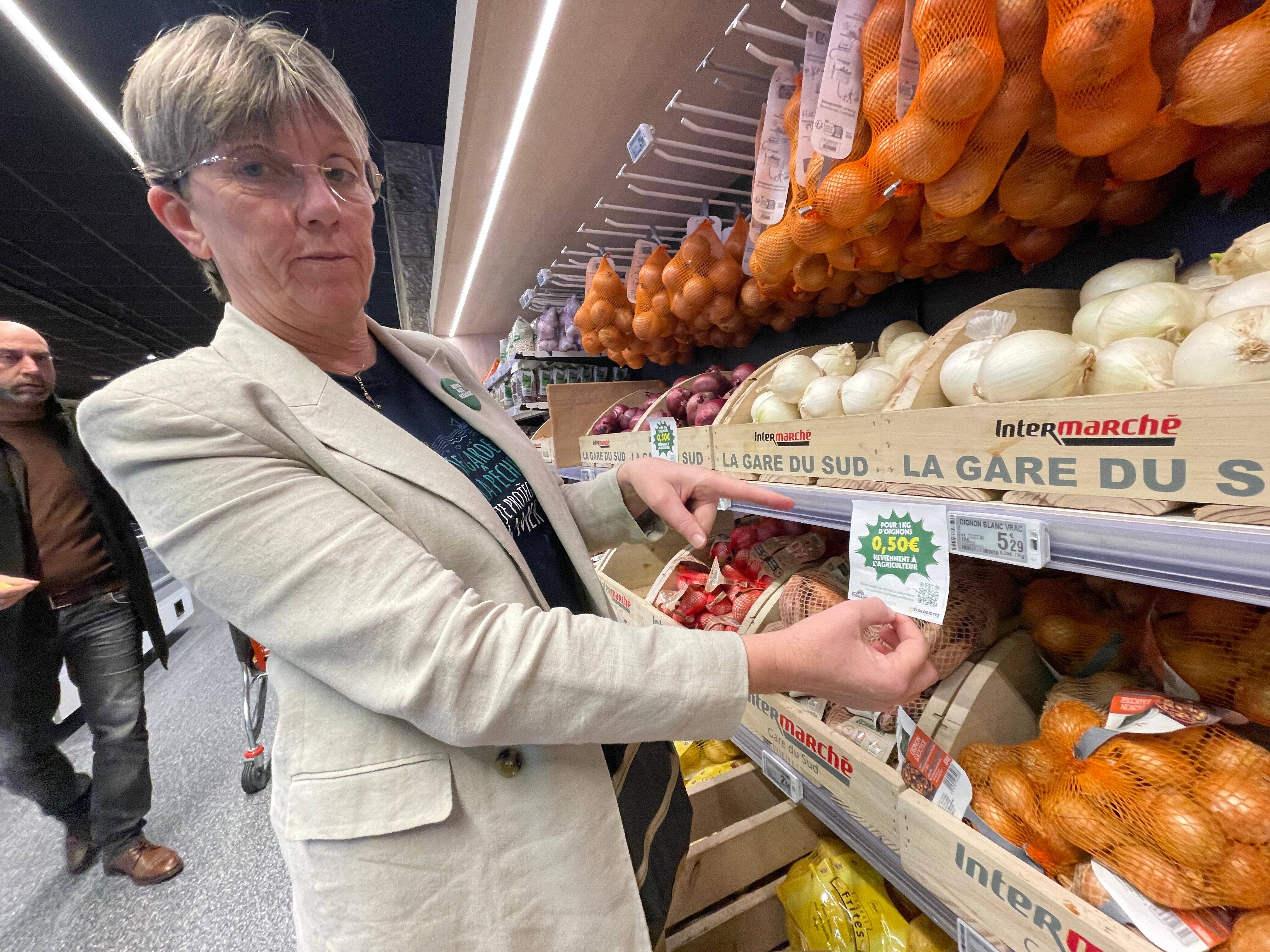 Une eurodéputée colle des autocollants au supermarché à Nice: "5¬ pour le client, dix fois moins pour le producteur"
