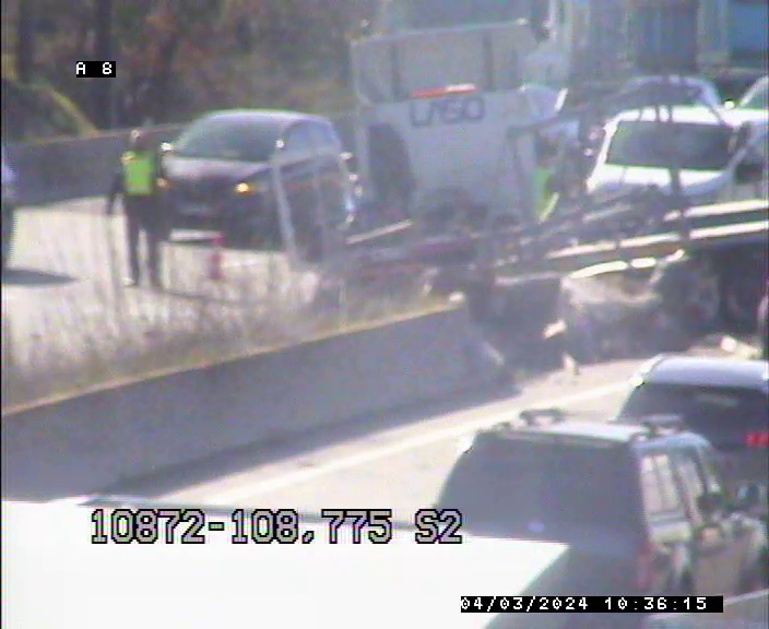 Un poids lourd traverse le terre-plein central à la suite d'un accident sur l'A8 dans le Var, deux personnes blessées