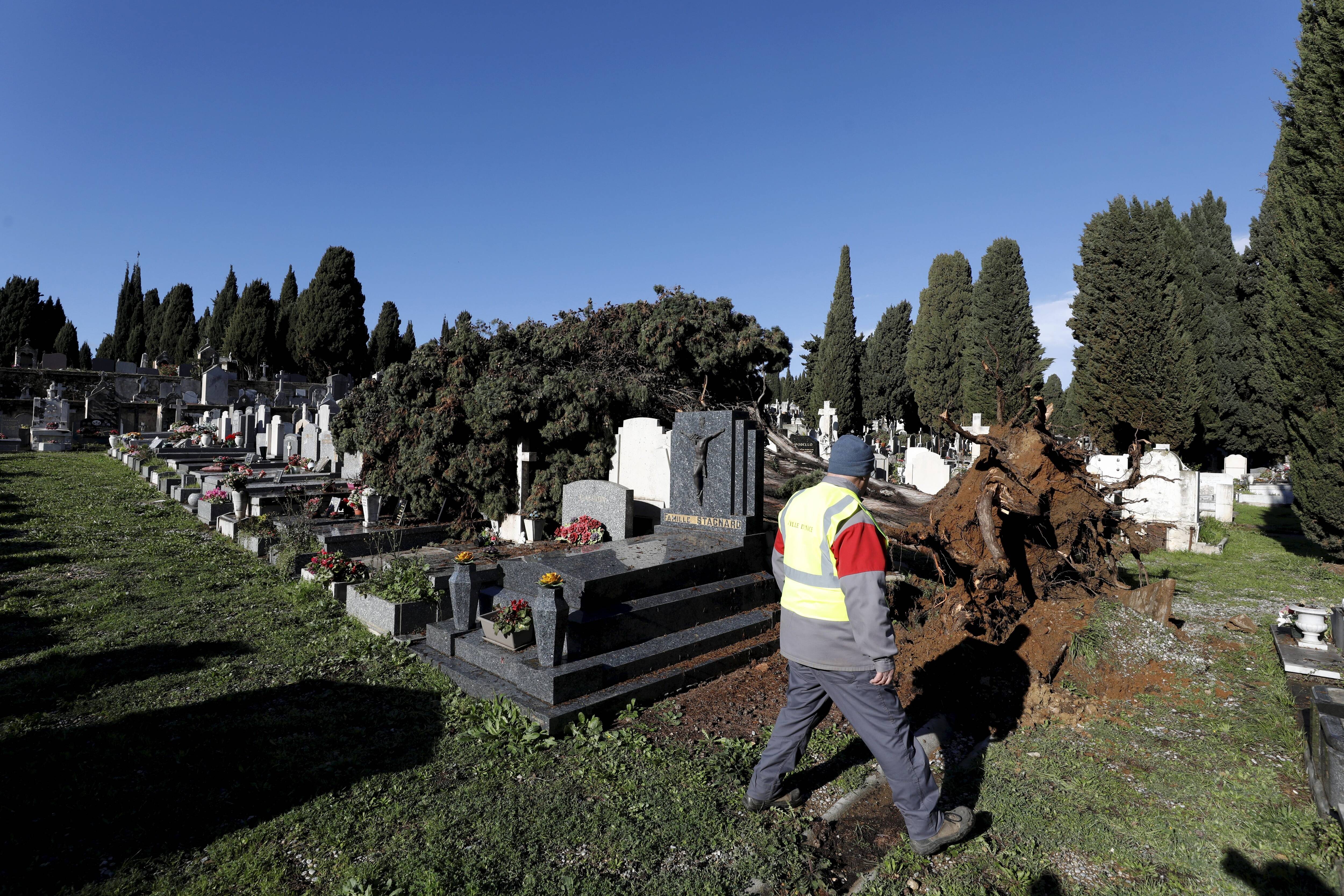 Entre 50 et 80 sépultures dégradées dans un cimetière de Nice par les intempéries