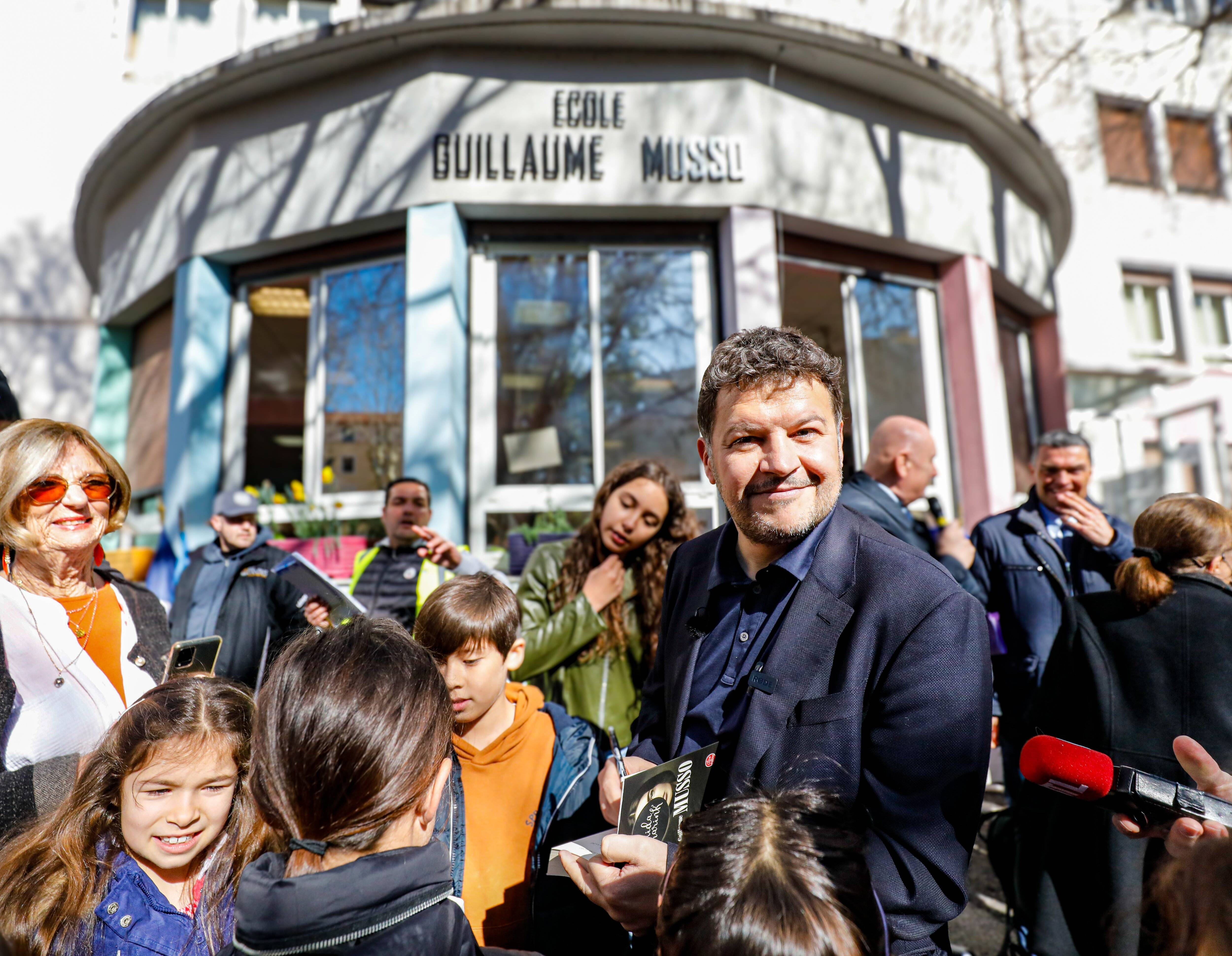 "Même dans mes rêves les plus fous, je n'y pensais pas": l'écrivain Guillaume Musso donne son nom à une école d'Antibes, sa ville natale