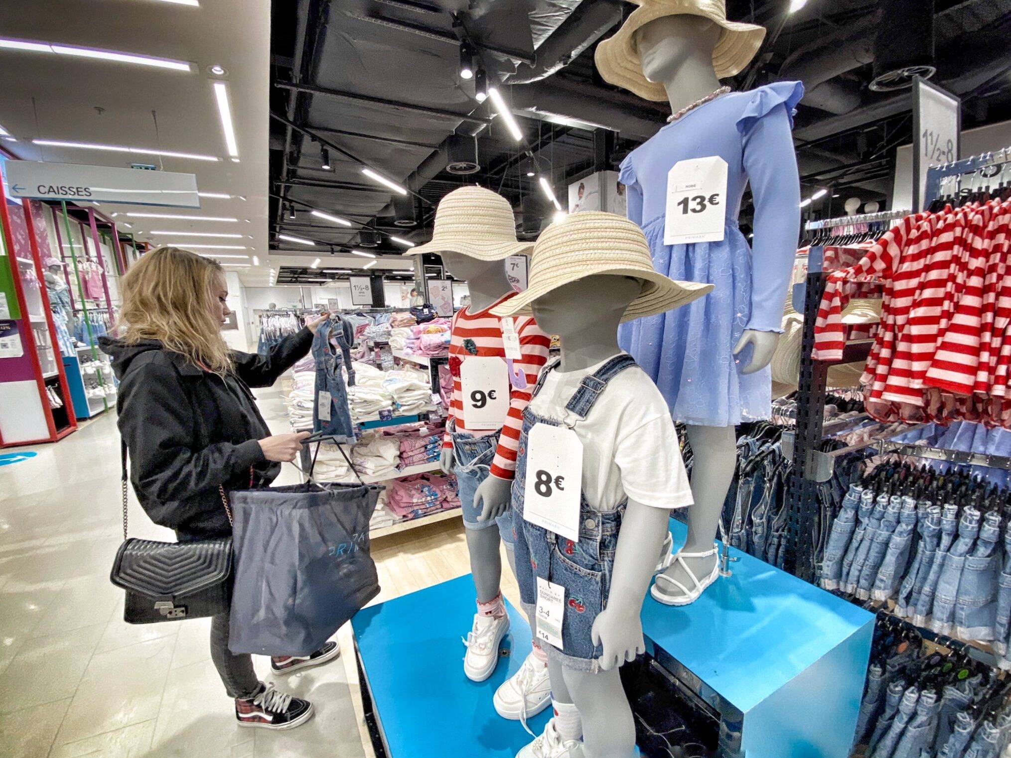 "Taxer les articles? Ça dépend comment"... Le gouvernement veut taxer ces géants de la mode, les clients de la fast fashion s'interrogent