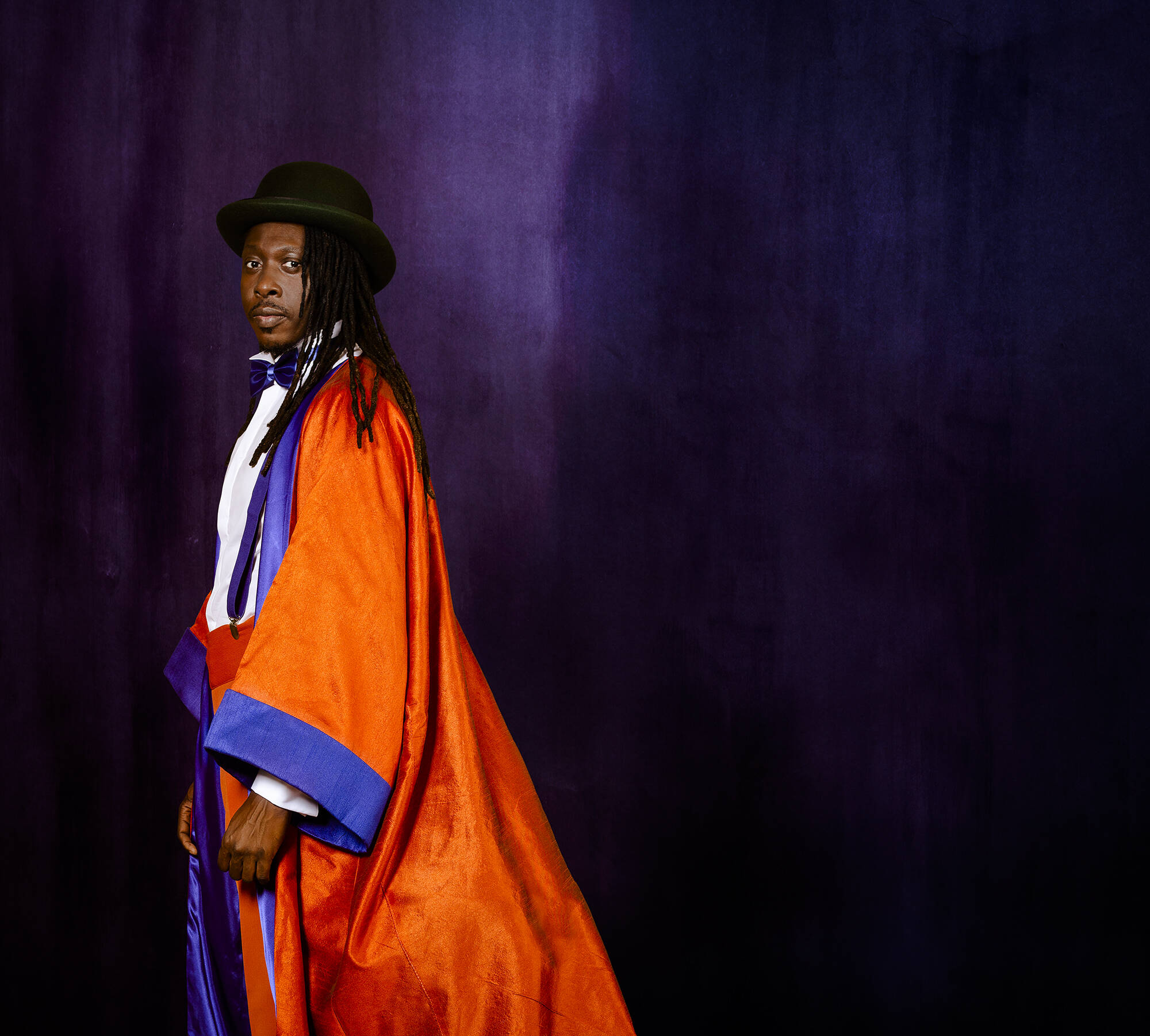 Qui est Faada Freddy, ce musicien humain qui apprend l'agriculture et donnera des concerts sans instrument à Puget-sur-Argens et au Broc en mars?