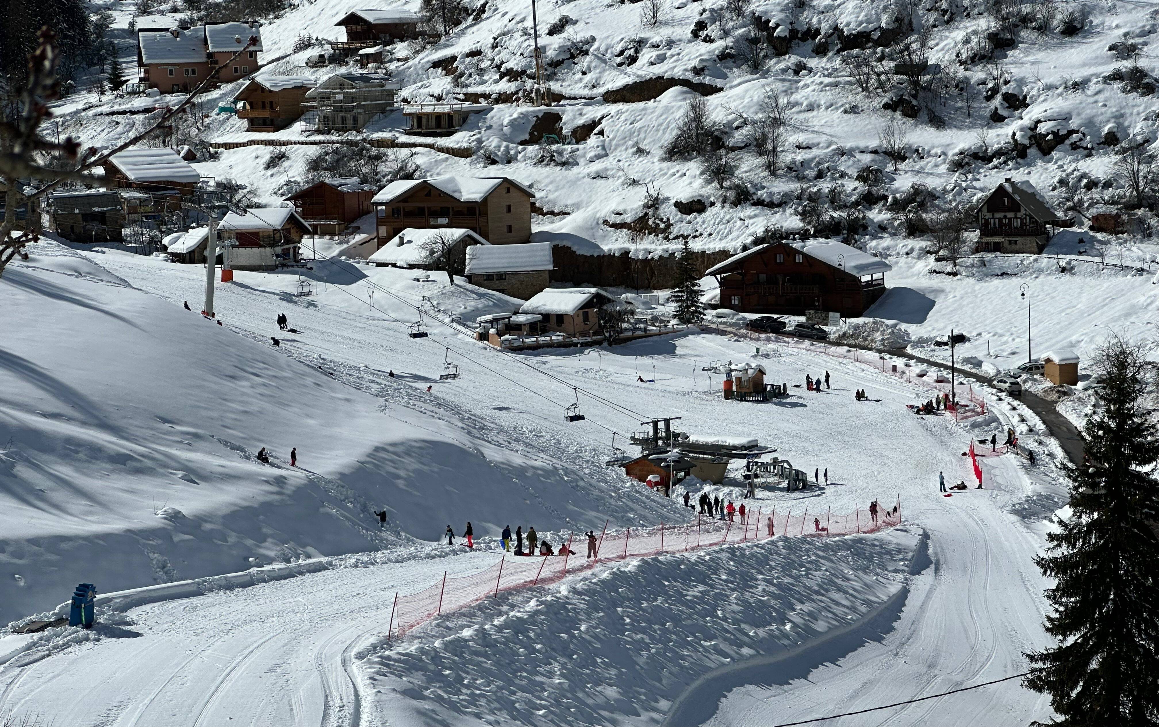 Sans électricité, cette petite station de la Côte d'Azur passe du miracle au désespoir: les touristes pensaient skier, ils dorment sans chauffage