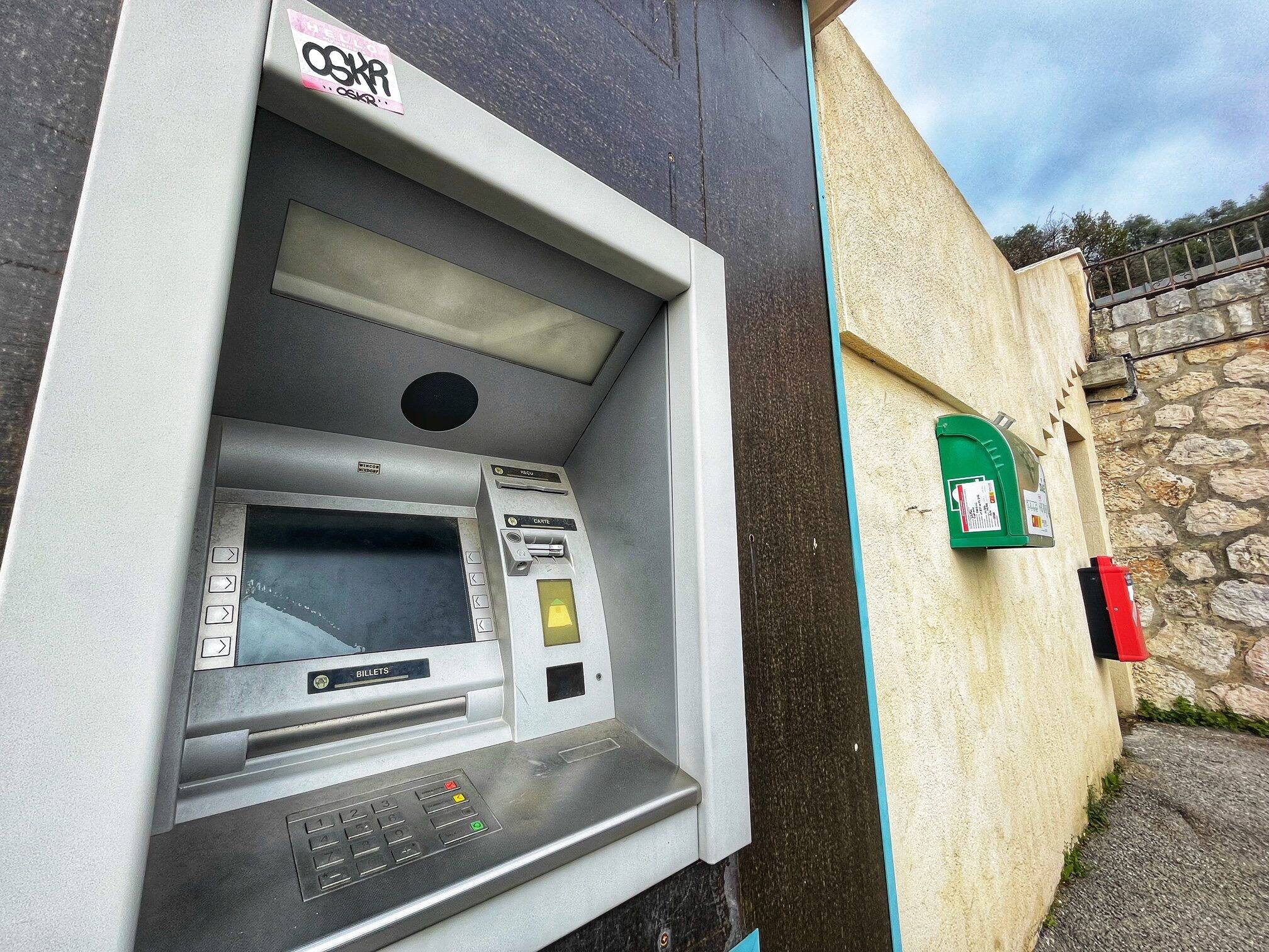 "La fermeture du seul distributeur de billets a provoqué un émoi": ce village des Alpes-Maritimes a perdu son DAB il y a trois ans