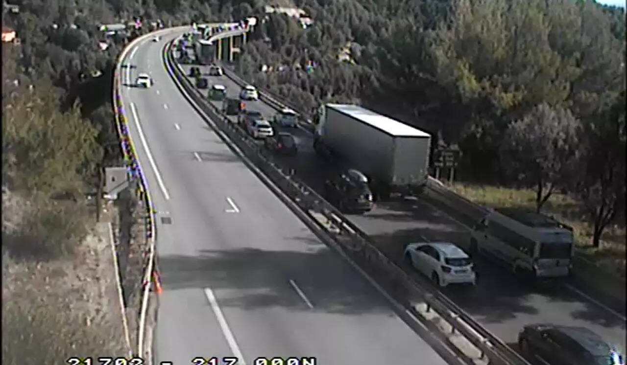 Des bouchons se forment régulièrement sur l'A8 en direction de l'Italie: on vous explique pourquoi