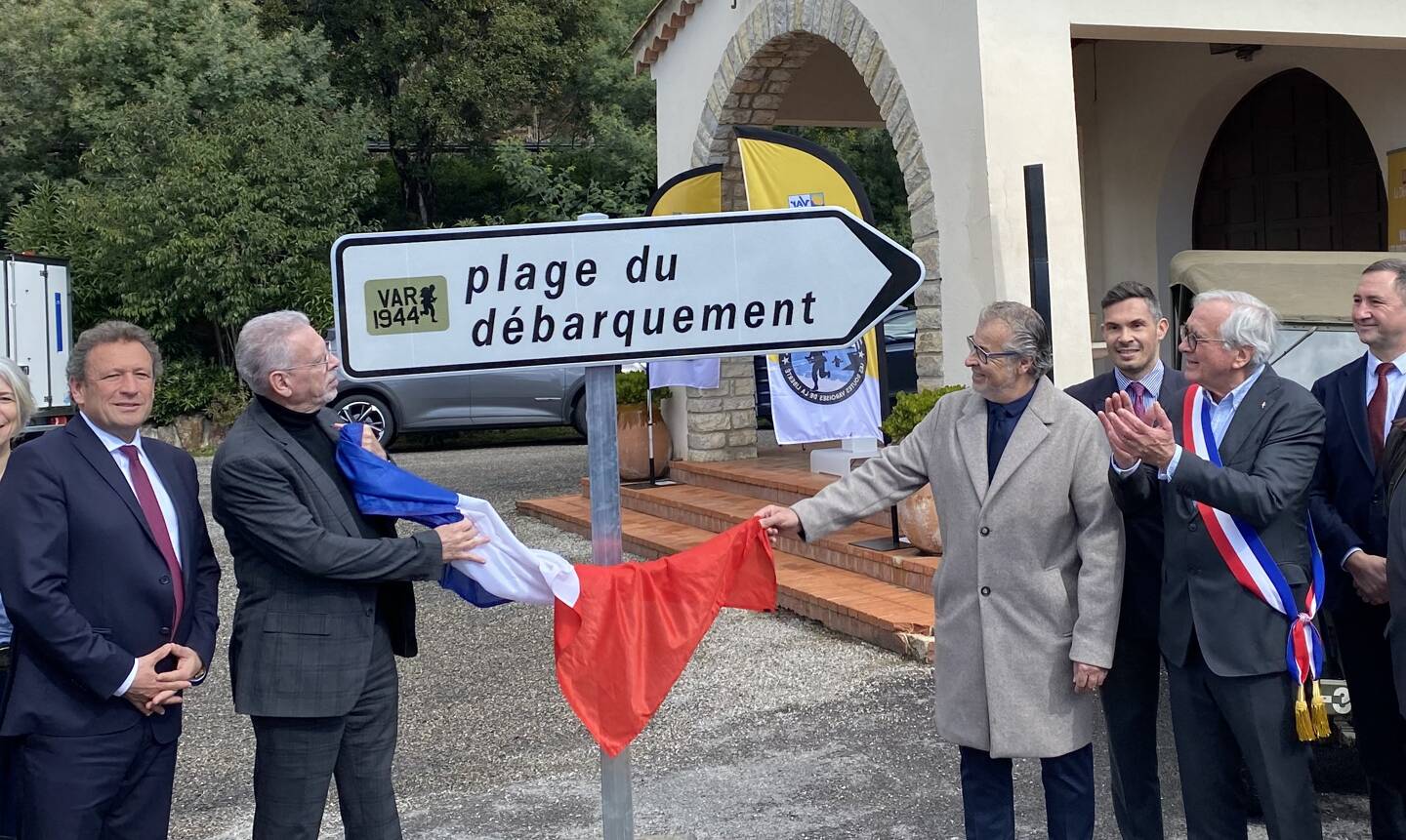 Jean-Louis-Masson et Philippe Leonelli dévoilent le panneau sous les applaudissements du maire local Jean Plénat et de l’assemblée très fournie ce lundi matin.