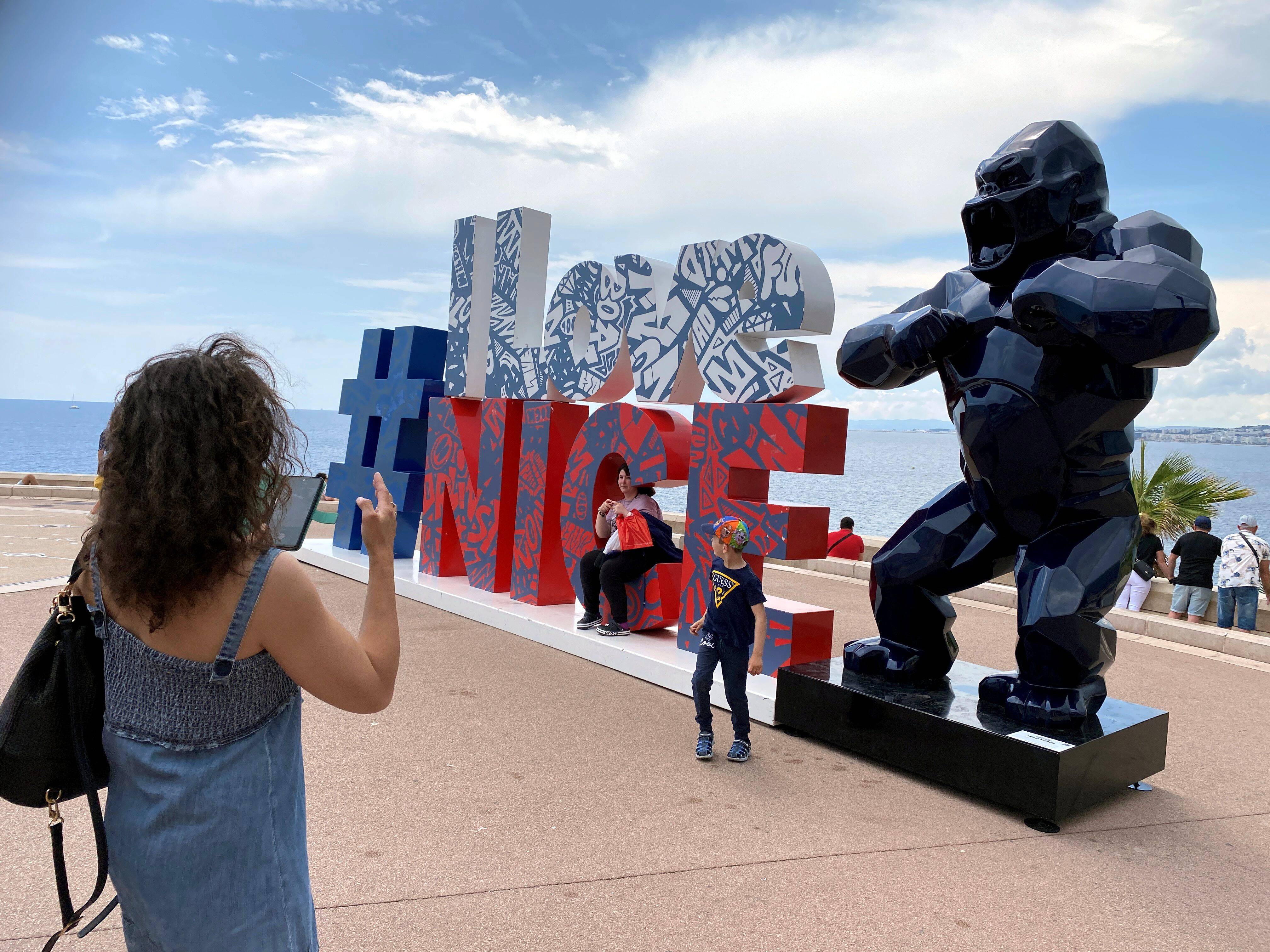 Richard Orlinski offre plusieurs oeuvres à Christian Estrosi et Anne Hidalgo, "des répliques sans valeur" selon le sculpteur