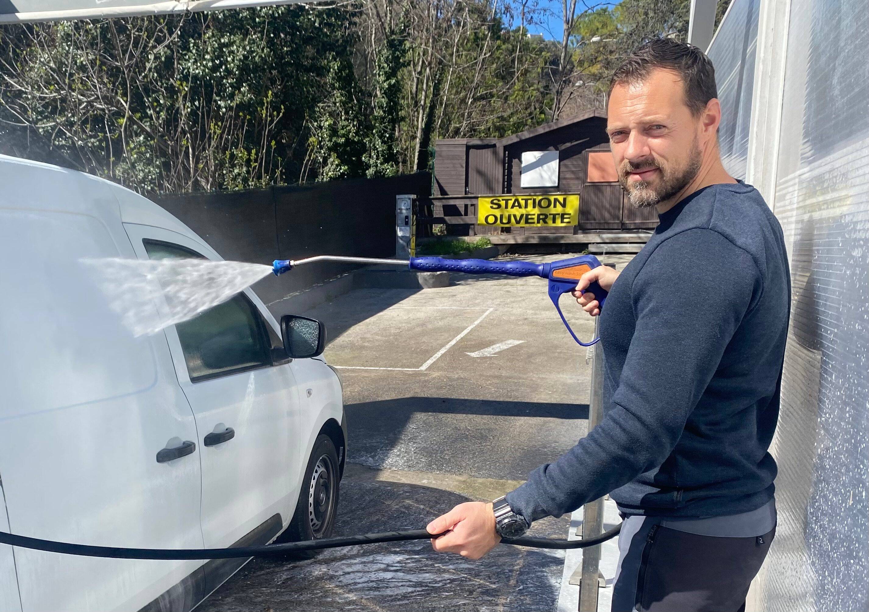 "Les restrictions d'eau, on les aura tous les ans": malgré les pluies, ce gérant de stations de lavage reste inquiet
