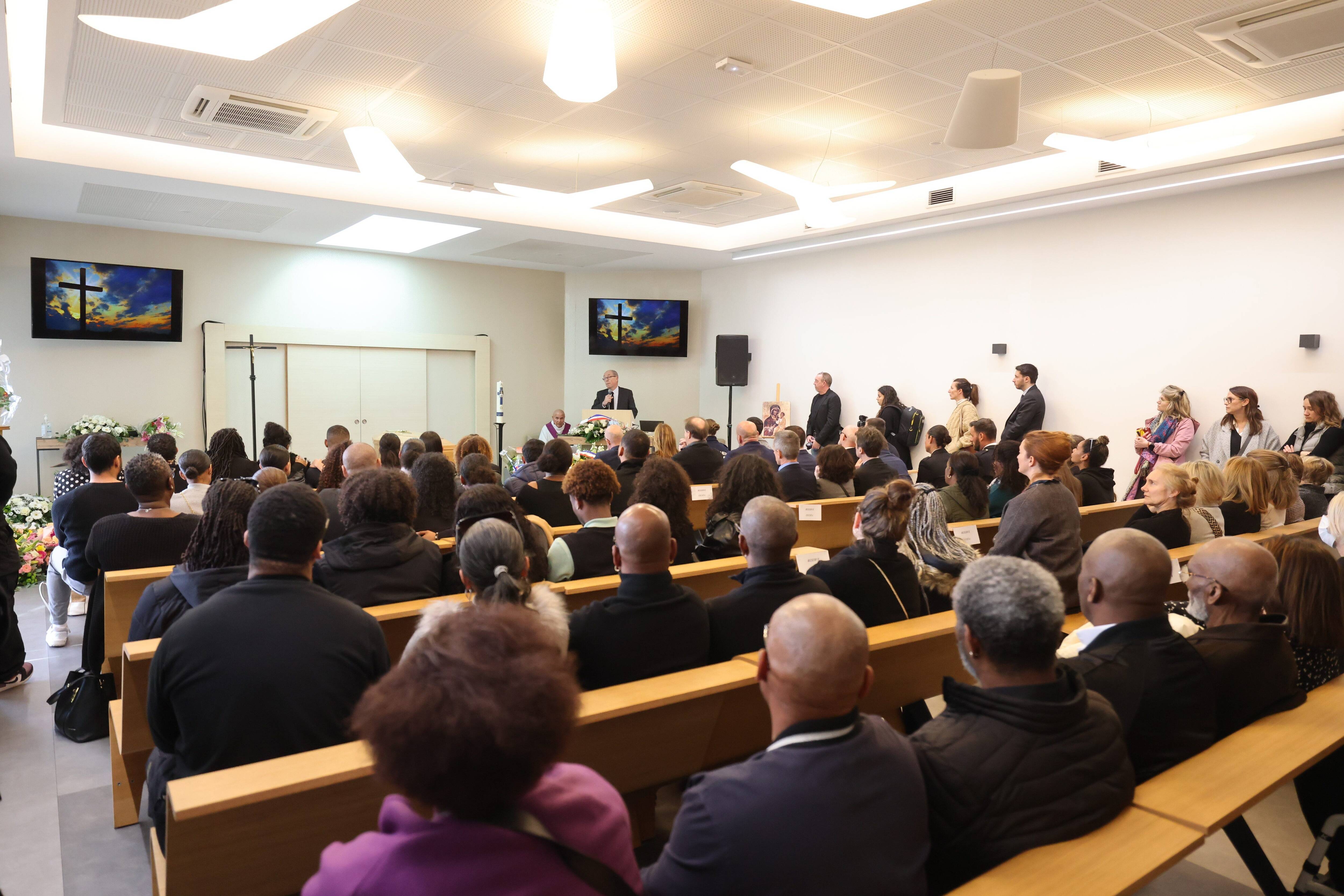 "Pour la sécurité routière, en mémoire de Tony": aux obsèques du patrouilleur tué sur l'A8, le patron de Vinci Autoroutes dit l'émotion et la colère