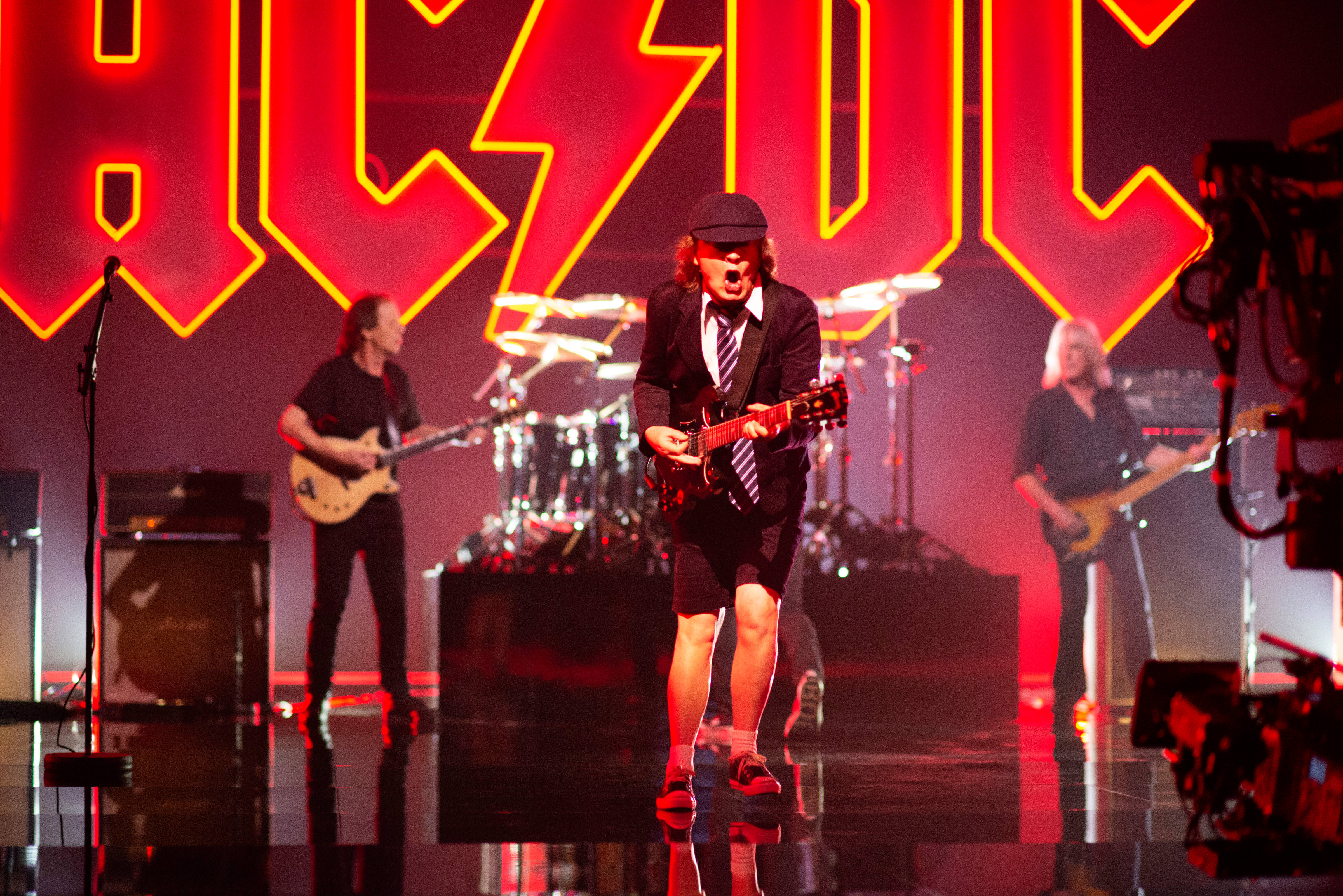 Cinq Fnac de France, dont Nice, ouvrent une boutique AC/DC pour les 50 ans du groupe