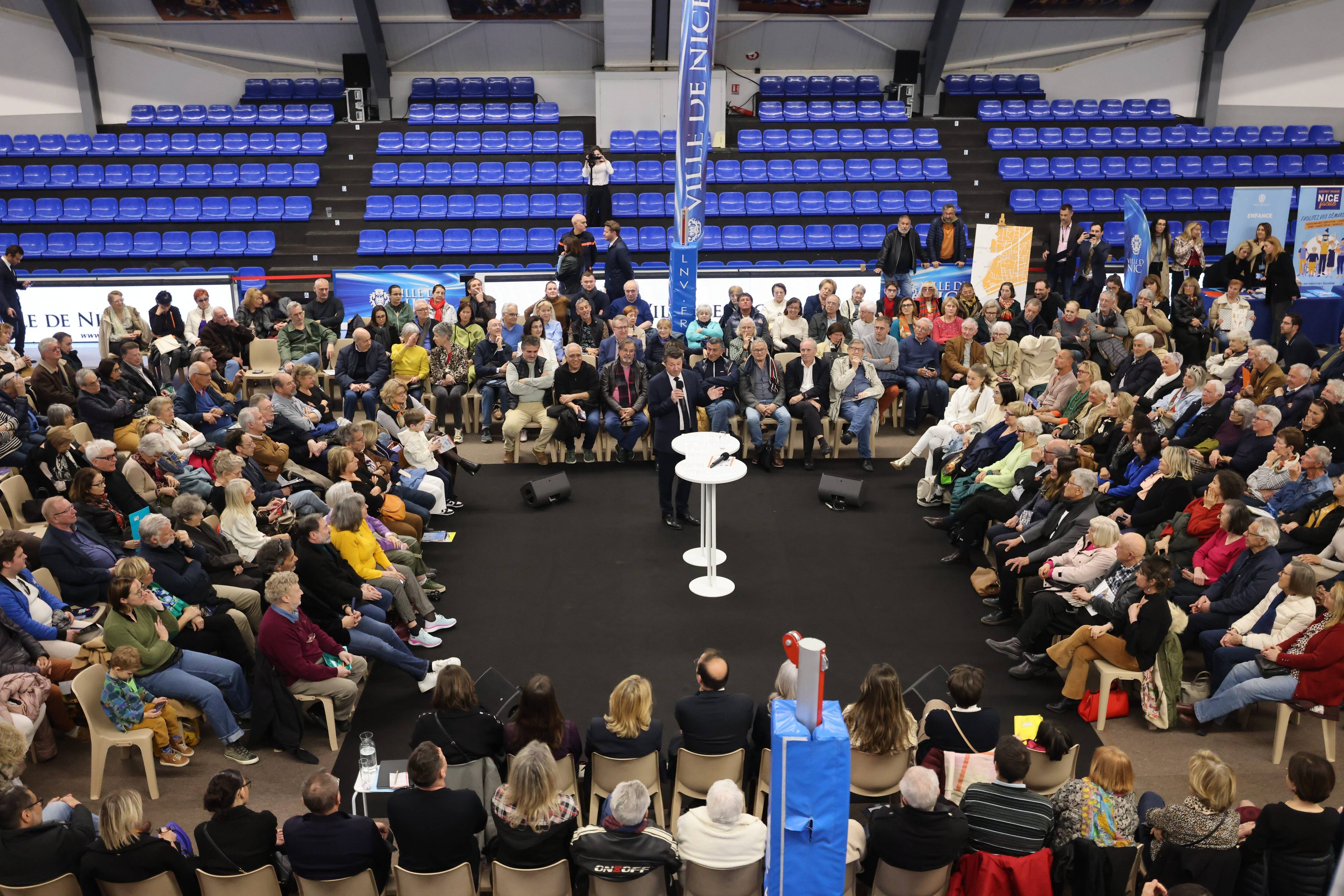 Avec ces réunions publiques dans les quartiers de Nice, Christian Estrosi veut se mettre "à portée de baffes"