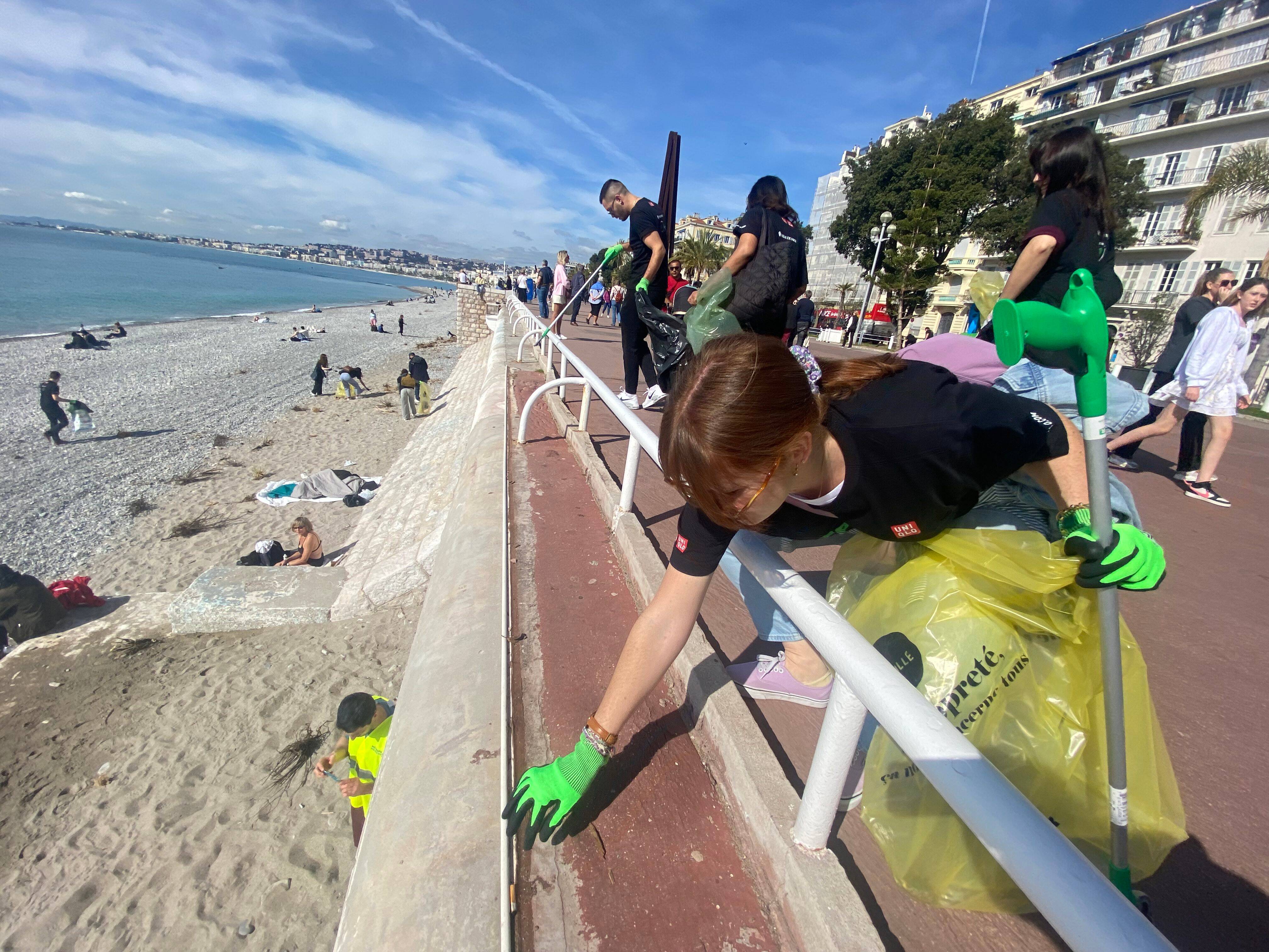 En une heure, ils ont ramassé deux kilos de déchets en courant sur la promenade des Anglais... On vous explique cette drôle de compétition qui a eu lieu à Nice ce samedi matin