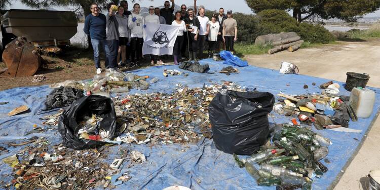 Pneus, ballon de rugby, jouet en plastique pour animaux... A Hyères, les zones naturelles ne sont malheureusement pas épargnées par les déchets