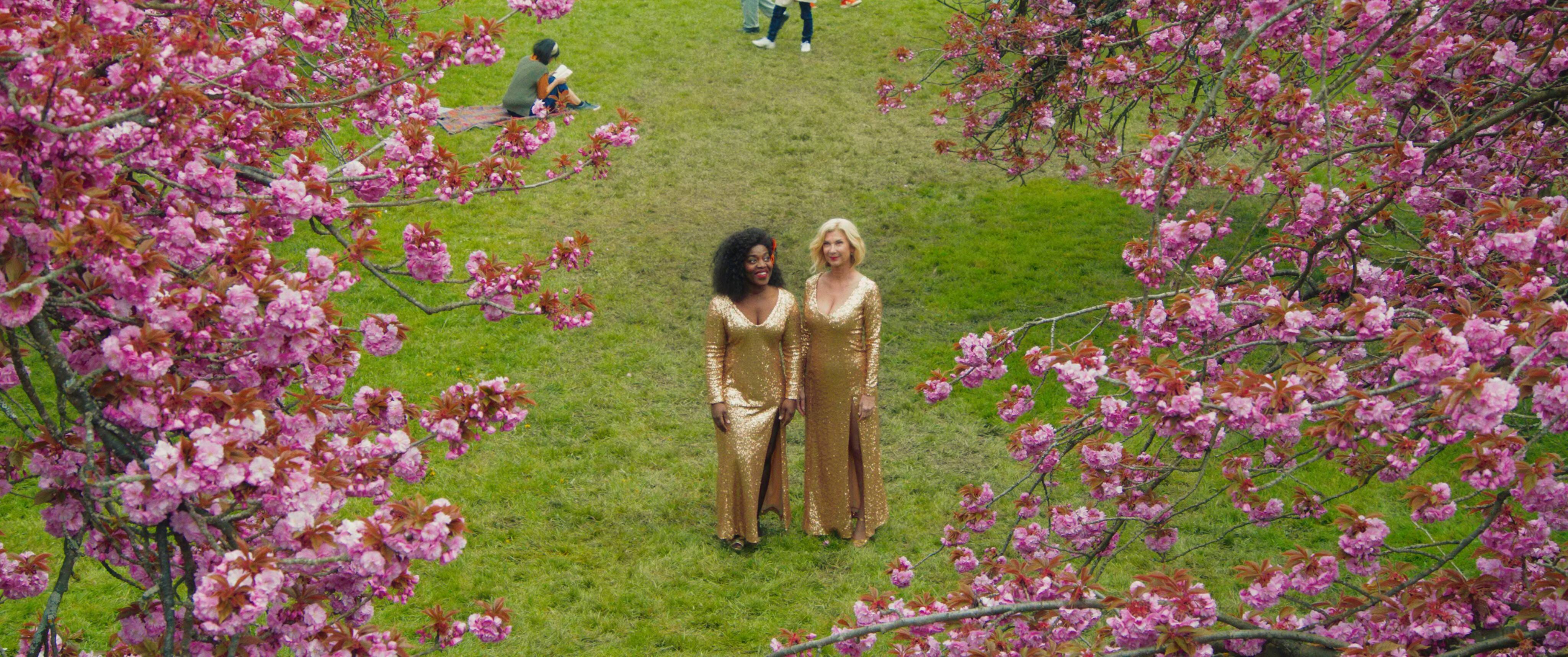 "Chanter Jul, ça fait du bien mais ce n'est pas évident!": Michèle Laroque au karaoké dans le dernier film de Stéphane Ben Lahcene