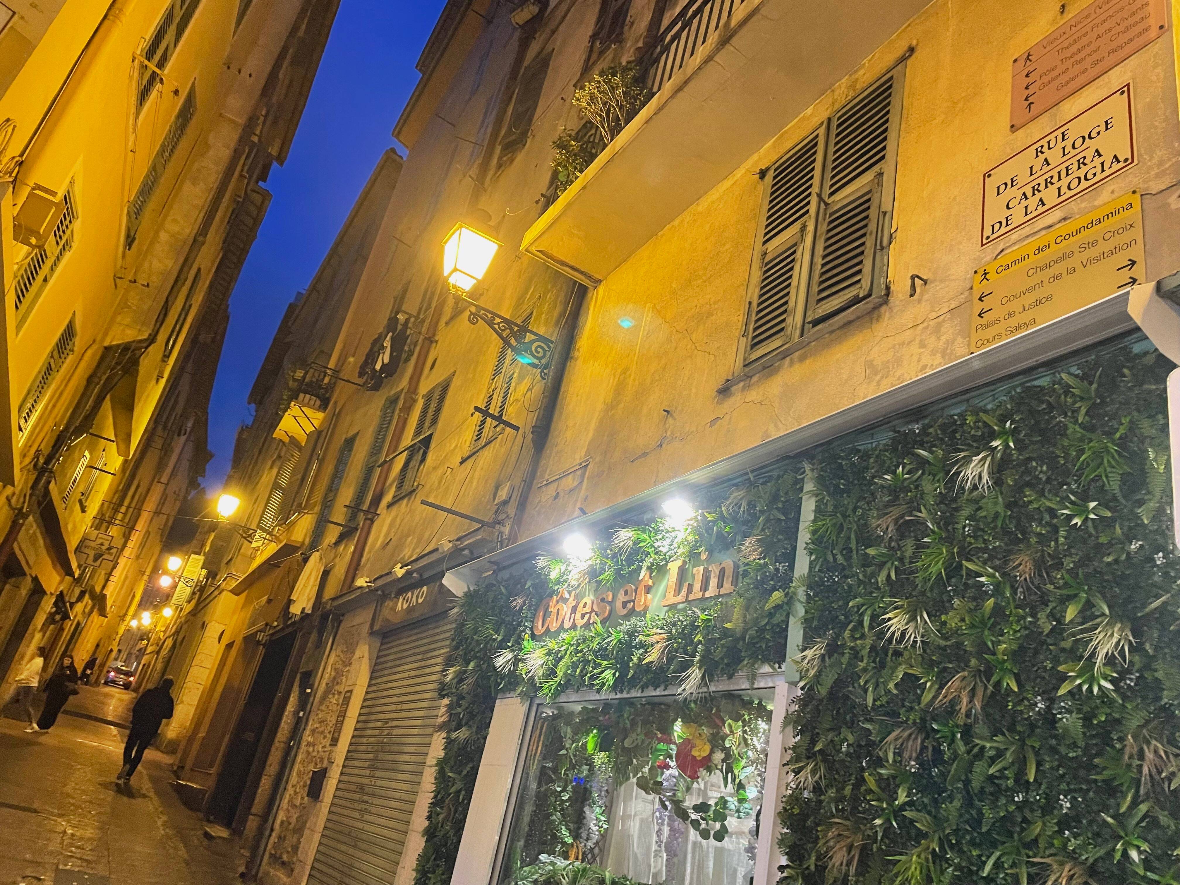 Après une embrouille avec un automobiliste, elle insulte les policiers et manque de les percuter