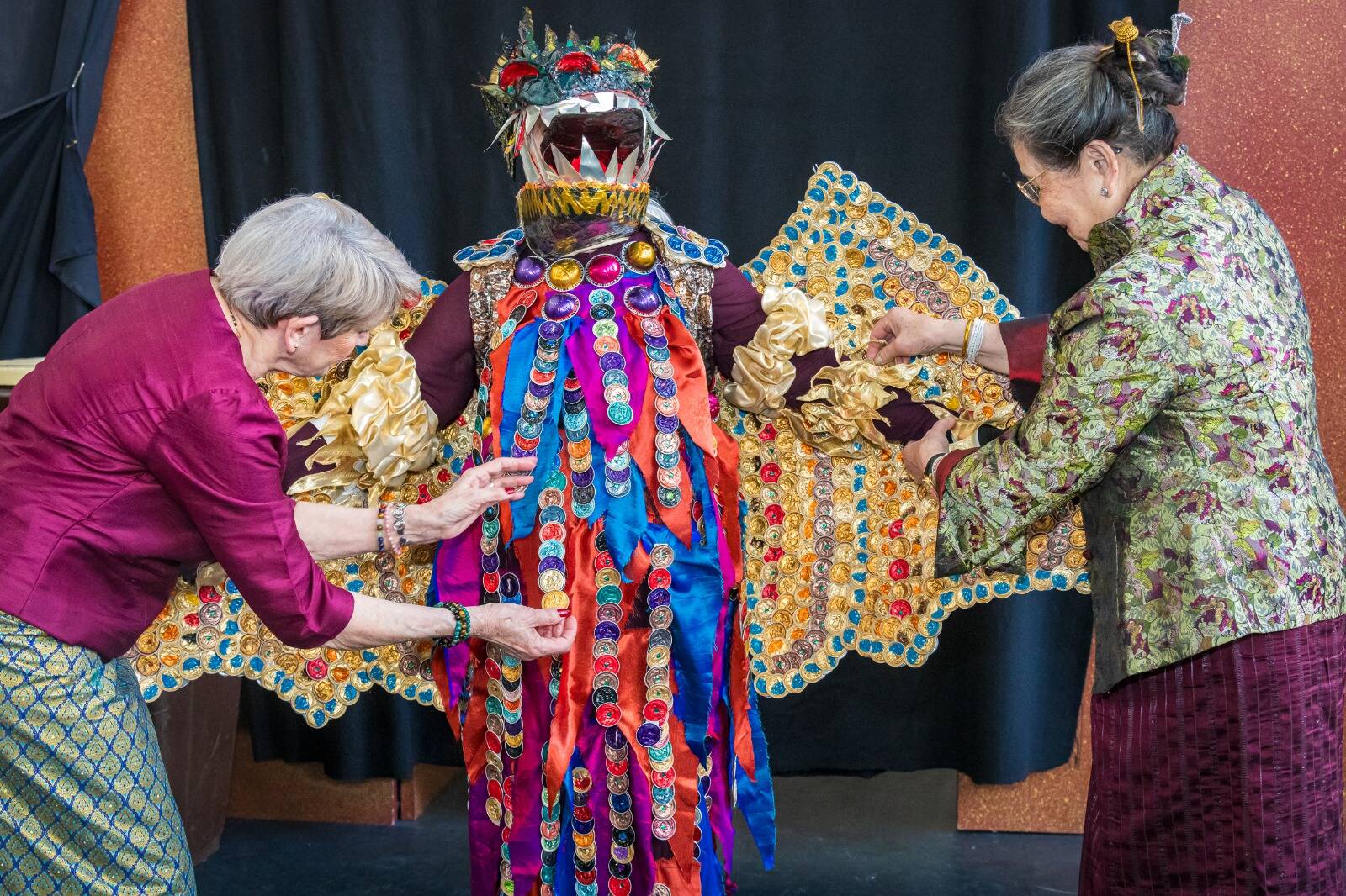 Une dragonne de 81 ans, trois ex super mamies... on vous emmène dans les coulisses du spectacle "Les défis d'1 défilé" à l'opéra de Nice