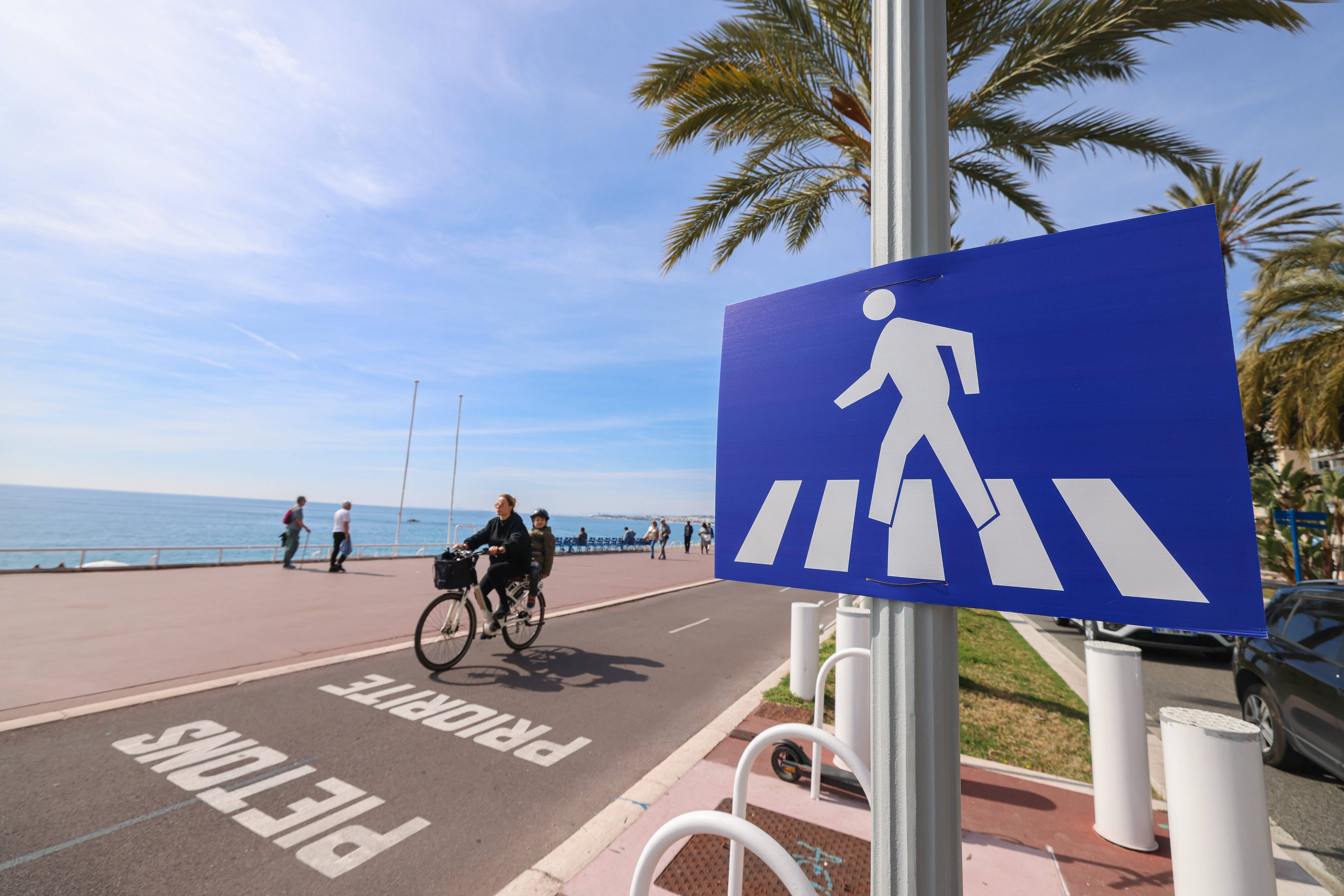 C'est la fin du mystère, on sait qui a posé ces étranges panneaux sur la Promenade des Anglais à Nice