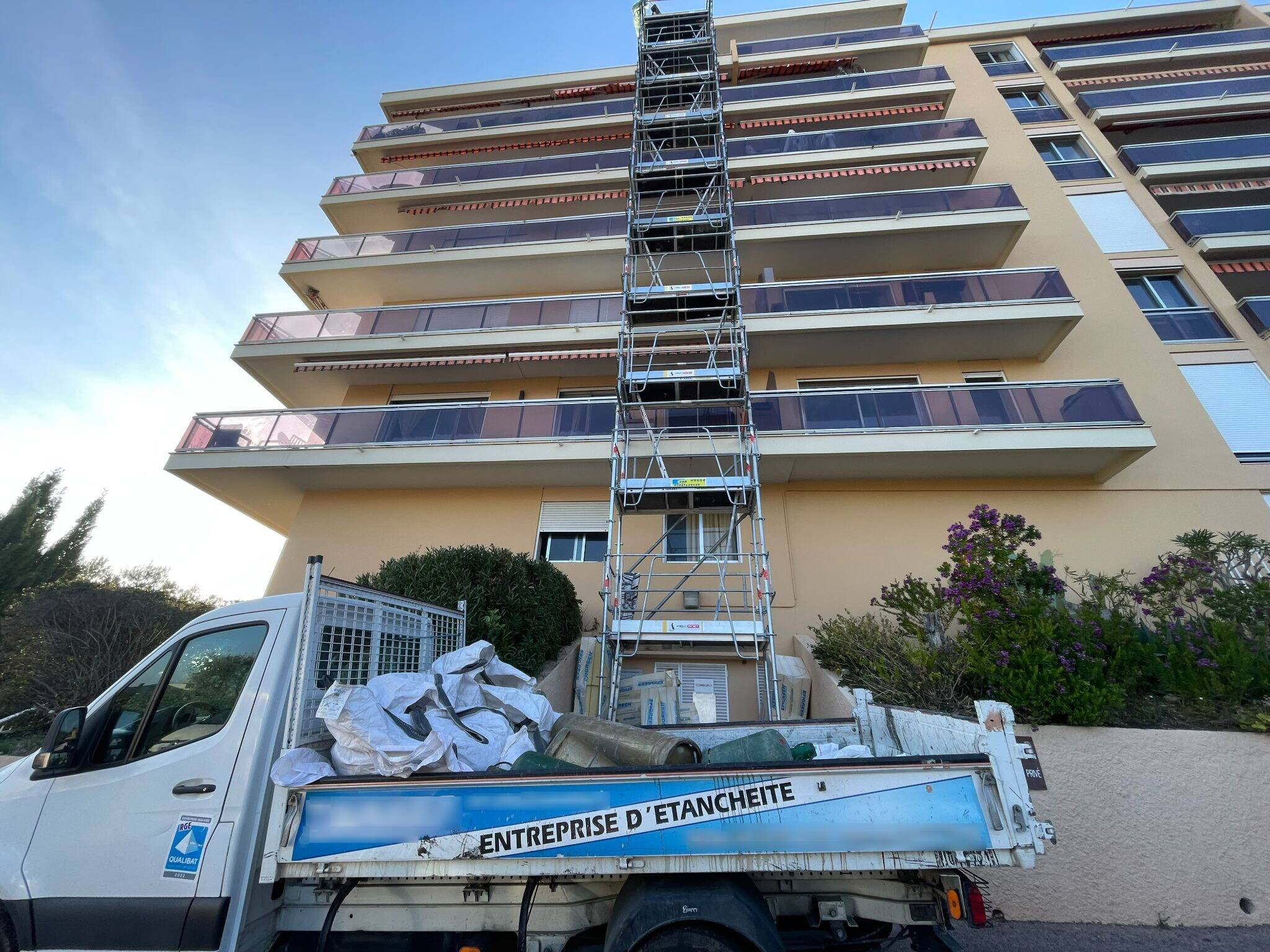 L'ouvrier tué sur un chantier à Nice a reçu une bouteille de gaz tombée du 7e étage, une résidence sous le choc