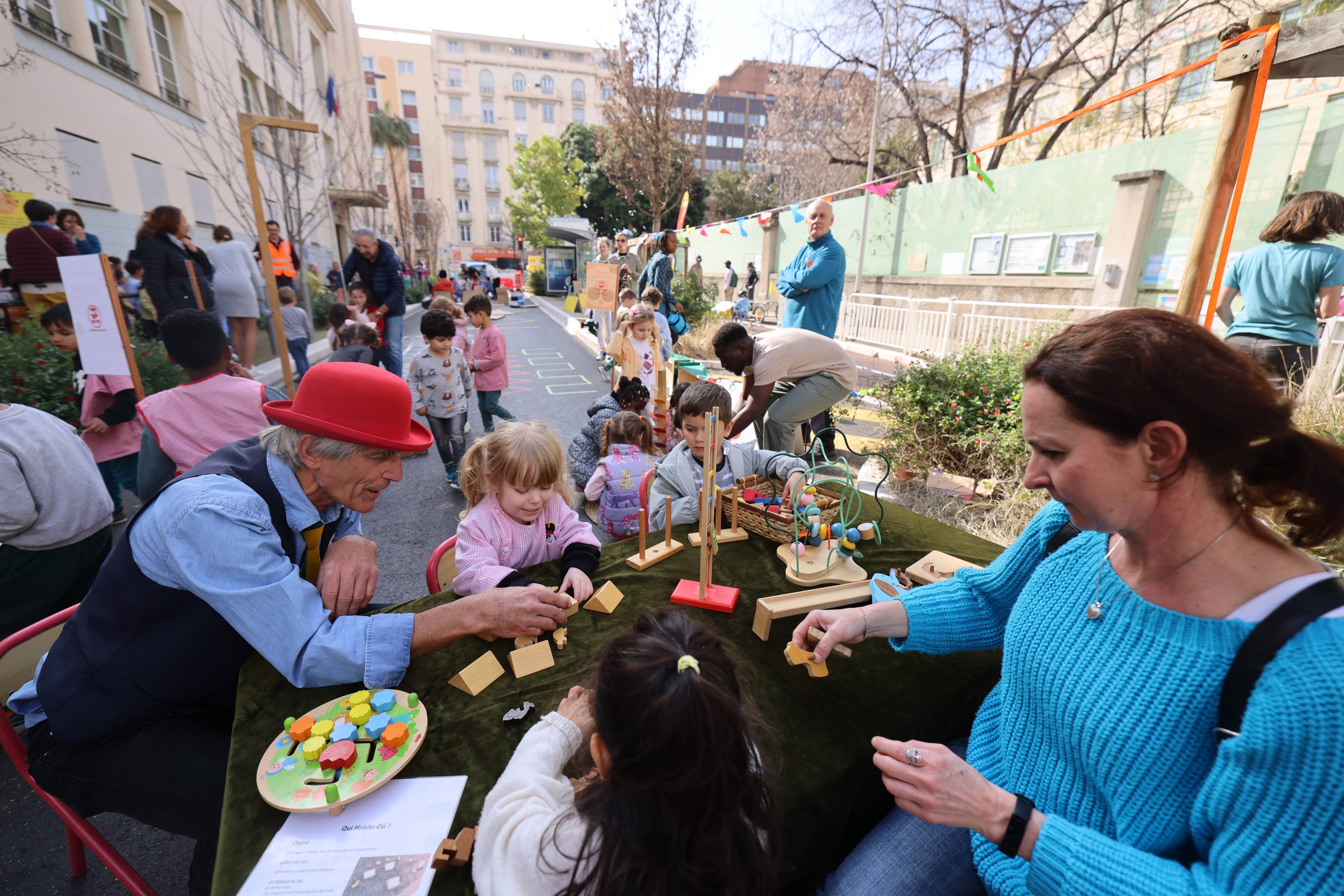 Pas de voitures, des jeux, des ateliers... Les enfants à la reconquête de la rue, à Nice