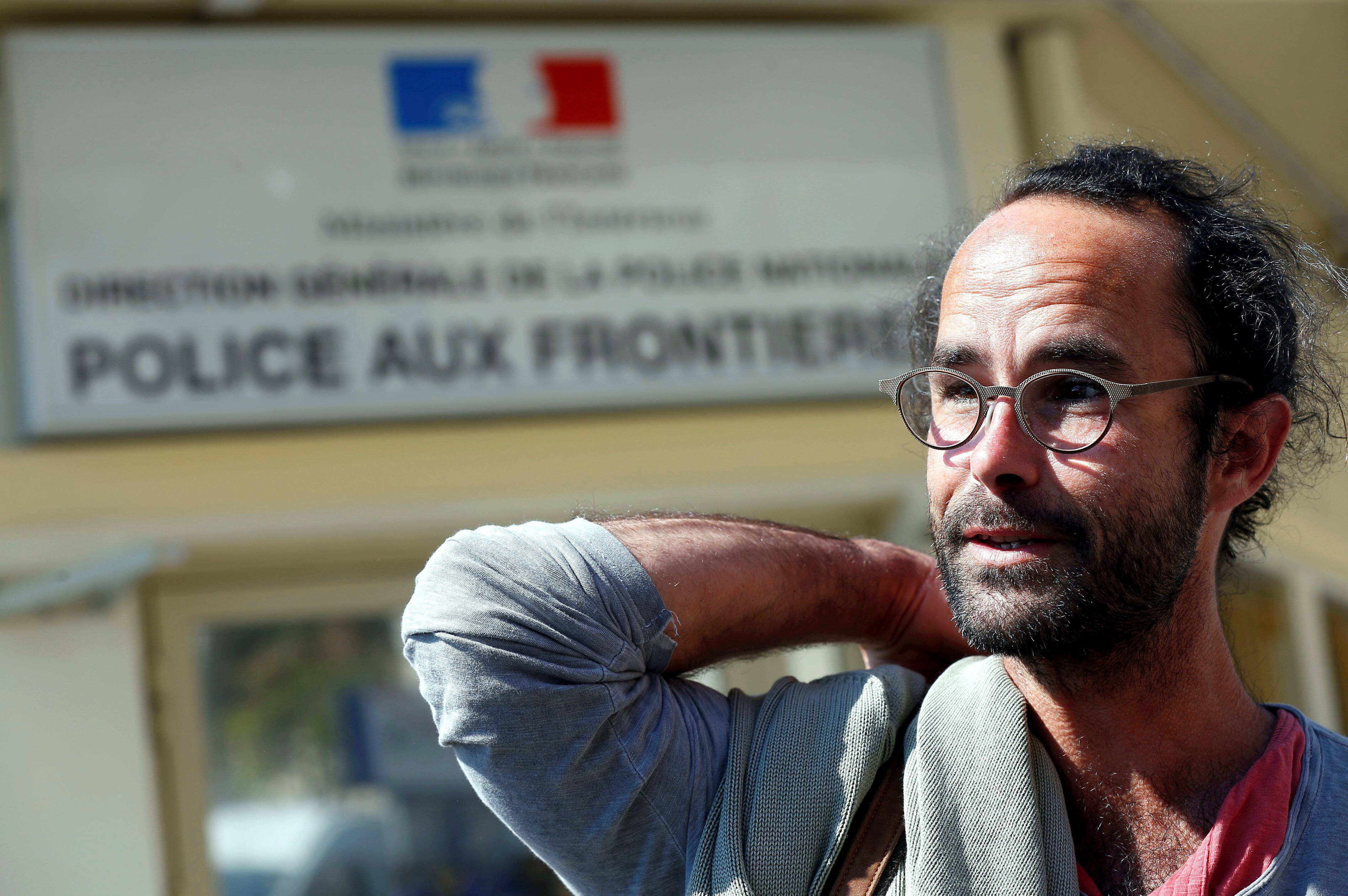 "Tout ce que je demande c'est de continuer à vivre libre dans la vallée de la Roya"... Après une nuit en cellule, Cédric Herrou est de nouveau libre