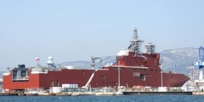 On vous dit pourquoi ce navire militaire est tout rouge au port de Toulon