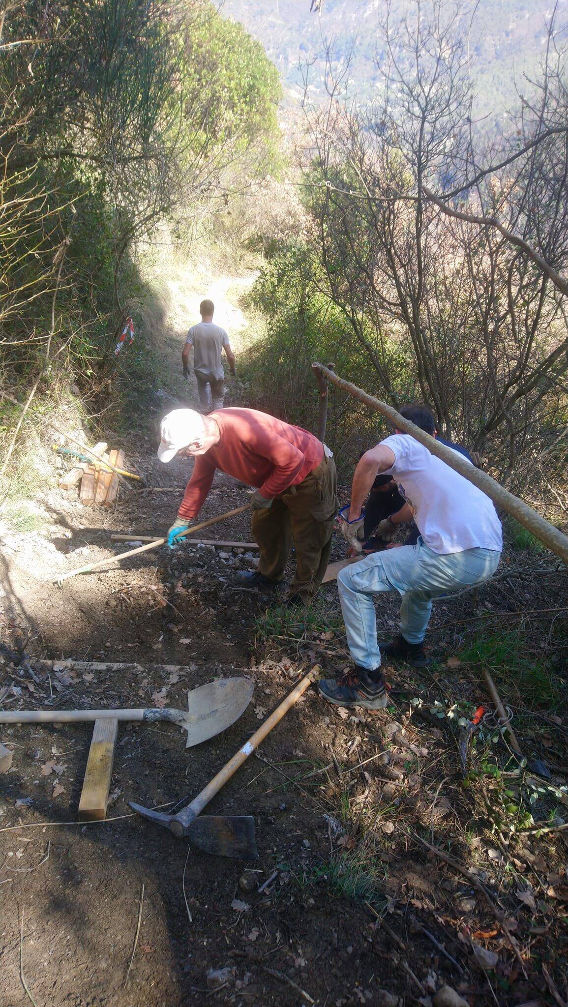 Mobilisation bénévole, piste à venir et réservoirs siphonnés... Coupés par un éboulement, les habitants de Coaraze vivent des hauts et des bas