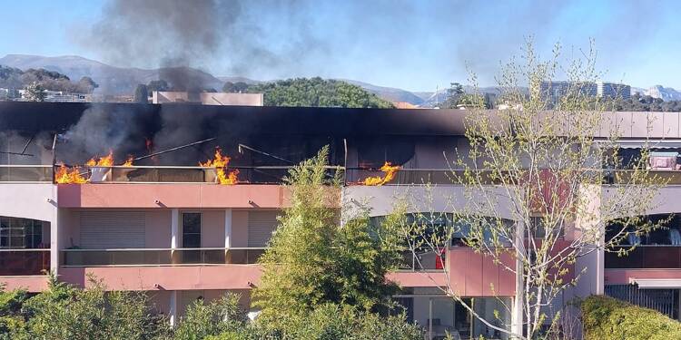 Les balcons d'une résidence de Villeneuve-Loubet prennent feu