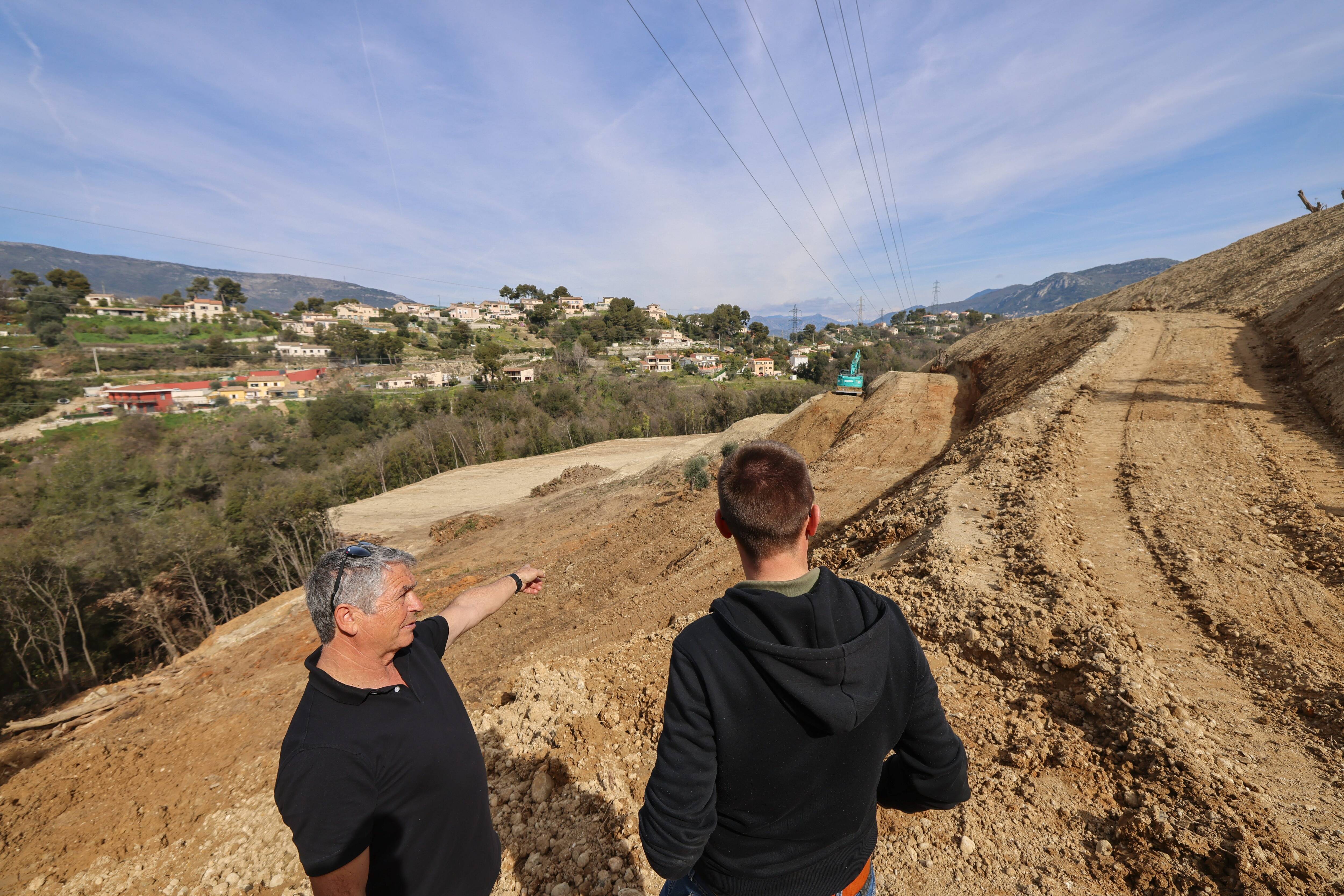 Il va planter des vignes sur la colline de Bellet à Nice pour devenir vigneron