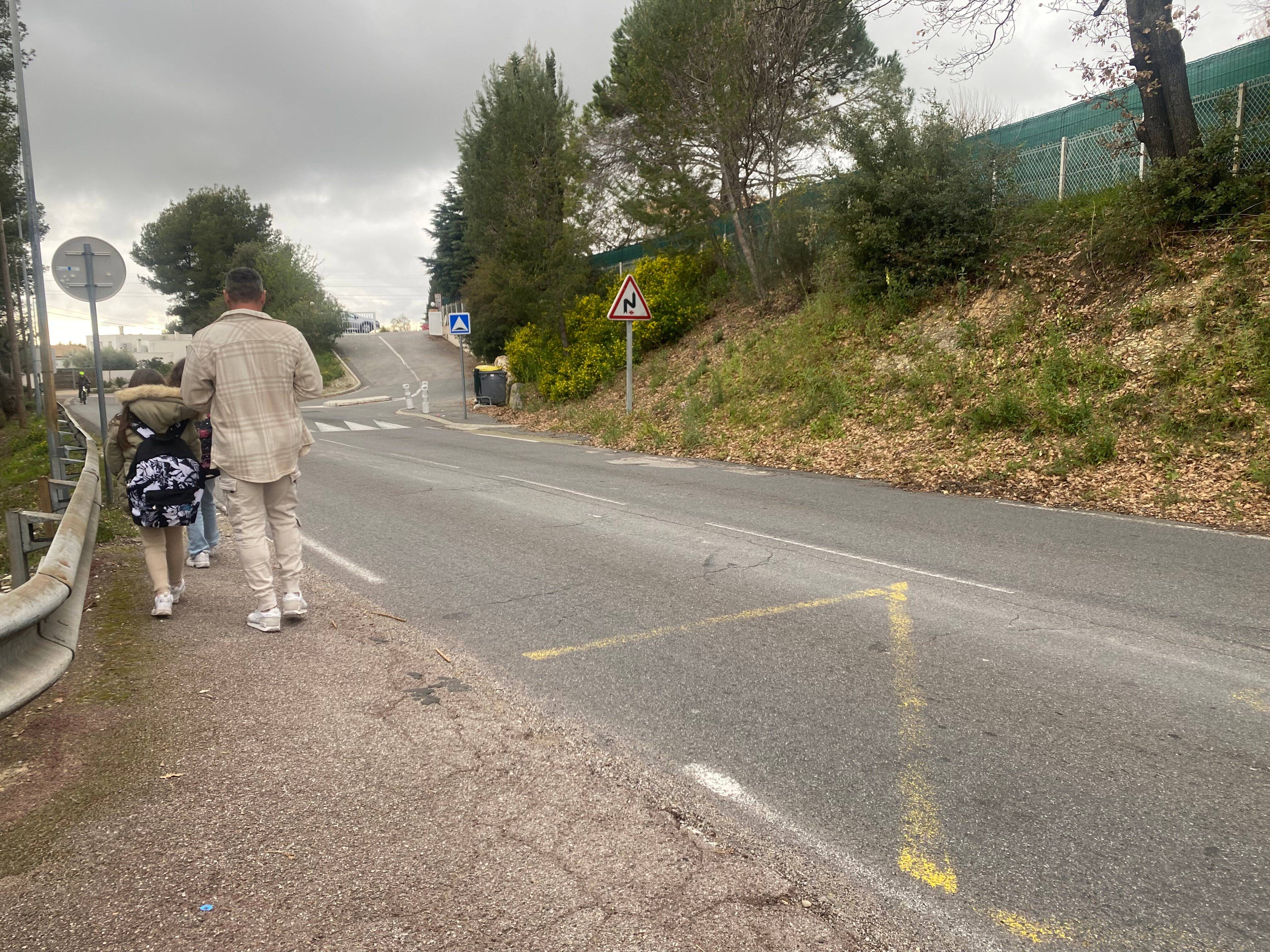 Pas de passage piéton ni de trottoirs, des voitures qui roulent trop vite... Un arrêt de bus jugé trop dangereux à La Gaude