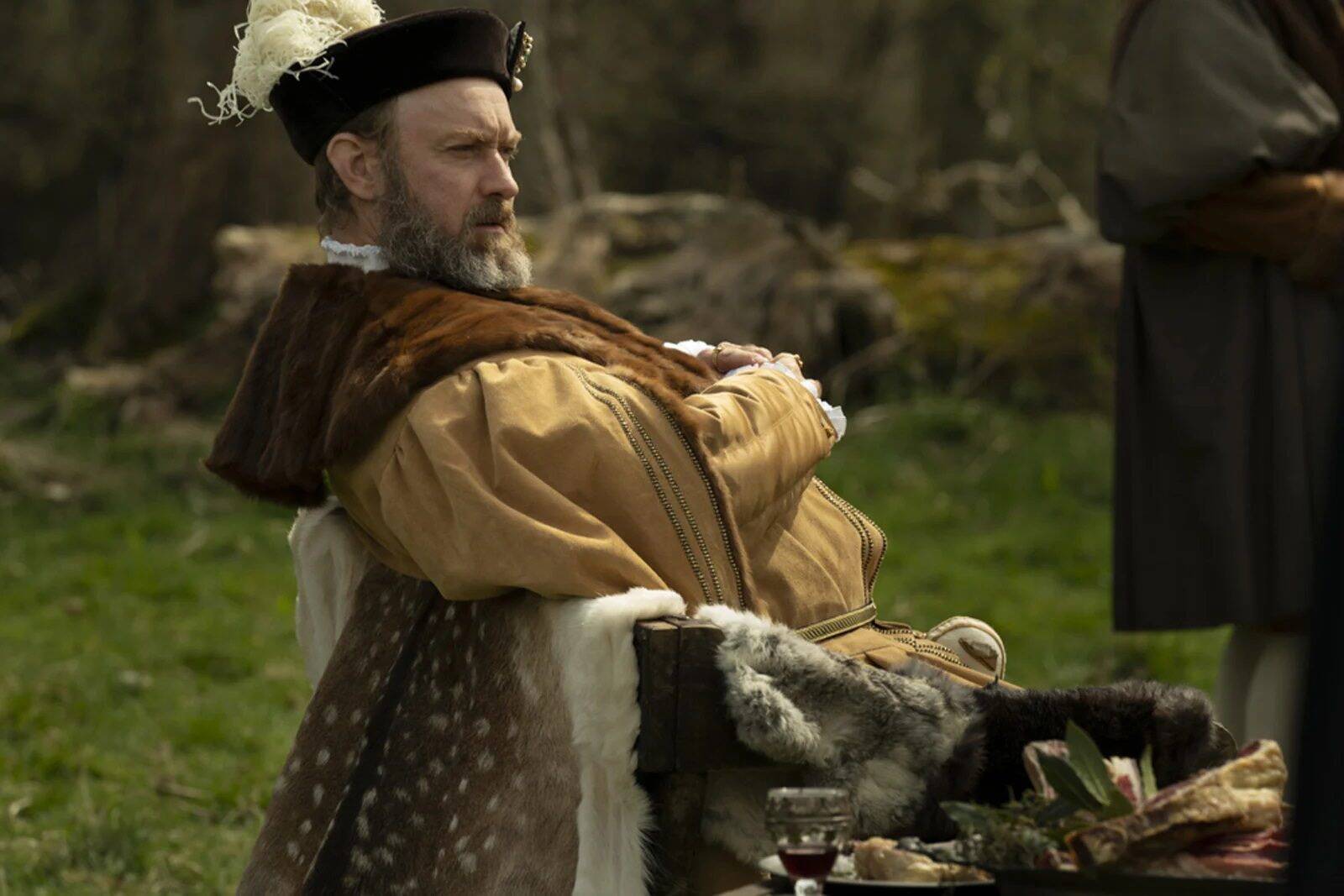 Jude Law méconnaissable en roi tyrannique dans "Le Jeu de la reine", ce mercredi en salles