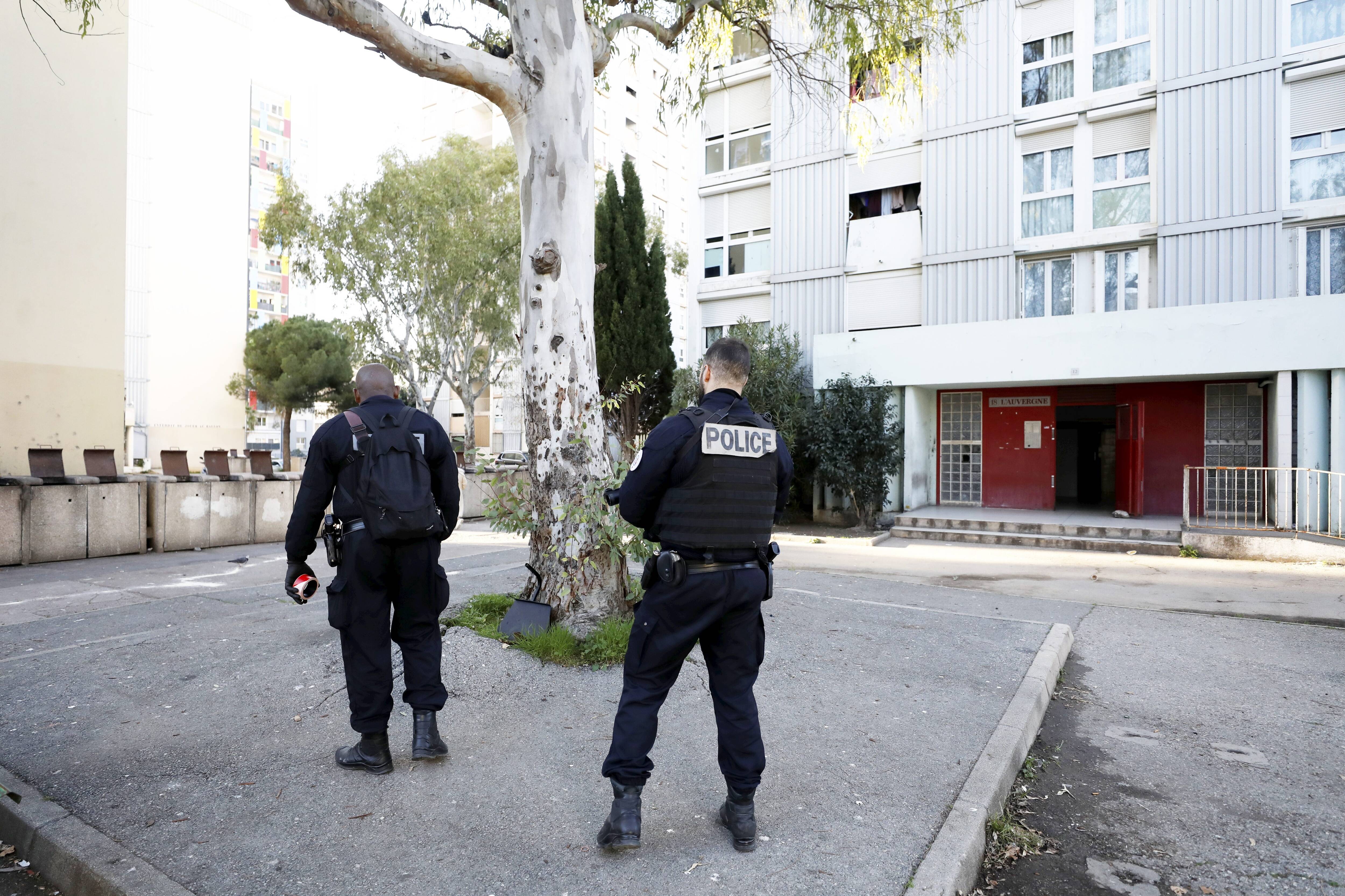 Une quarantaine d'individus encagoulés se rassemblent aux Moulins à Nice: un policier et un mineur blessés