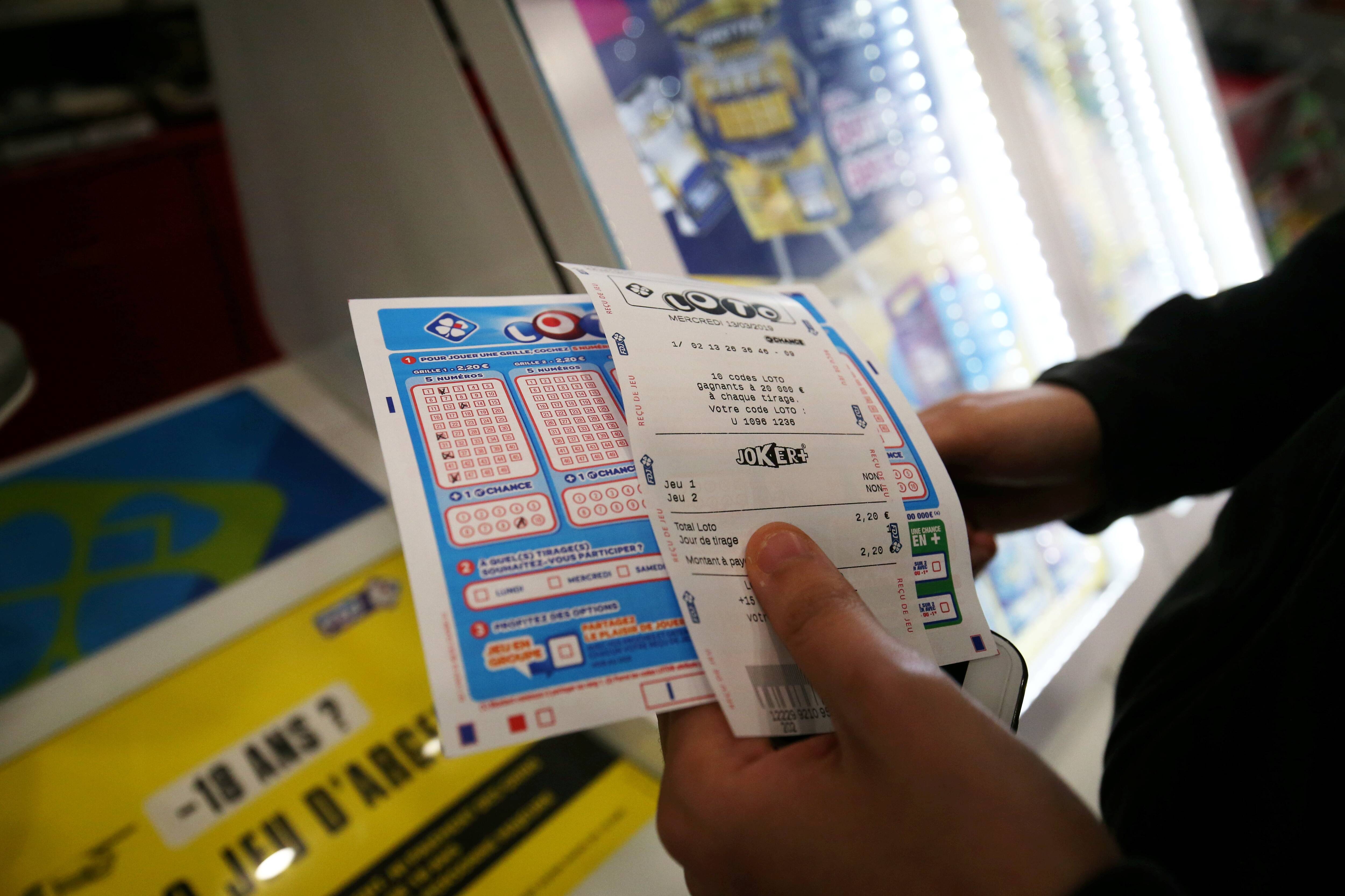 "C'est la première fois que ça nous arrive": il gagne 730.000 euros au loto dans un tabac de la Côte d'Azur