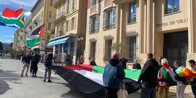 Au pied de la mairie de Nice, ils demandent que le drapeau israélien soit ôté de la façade