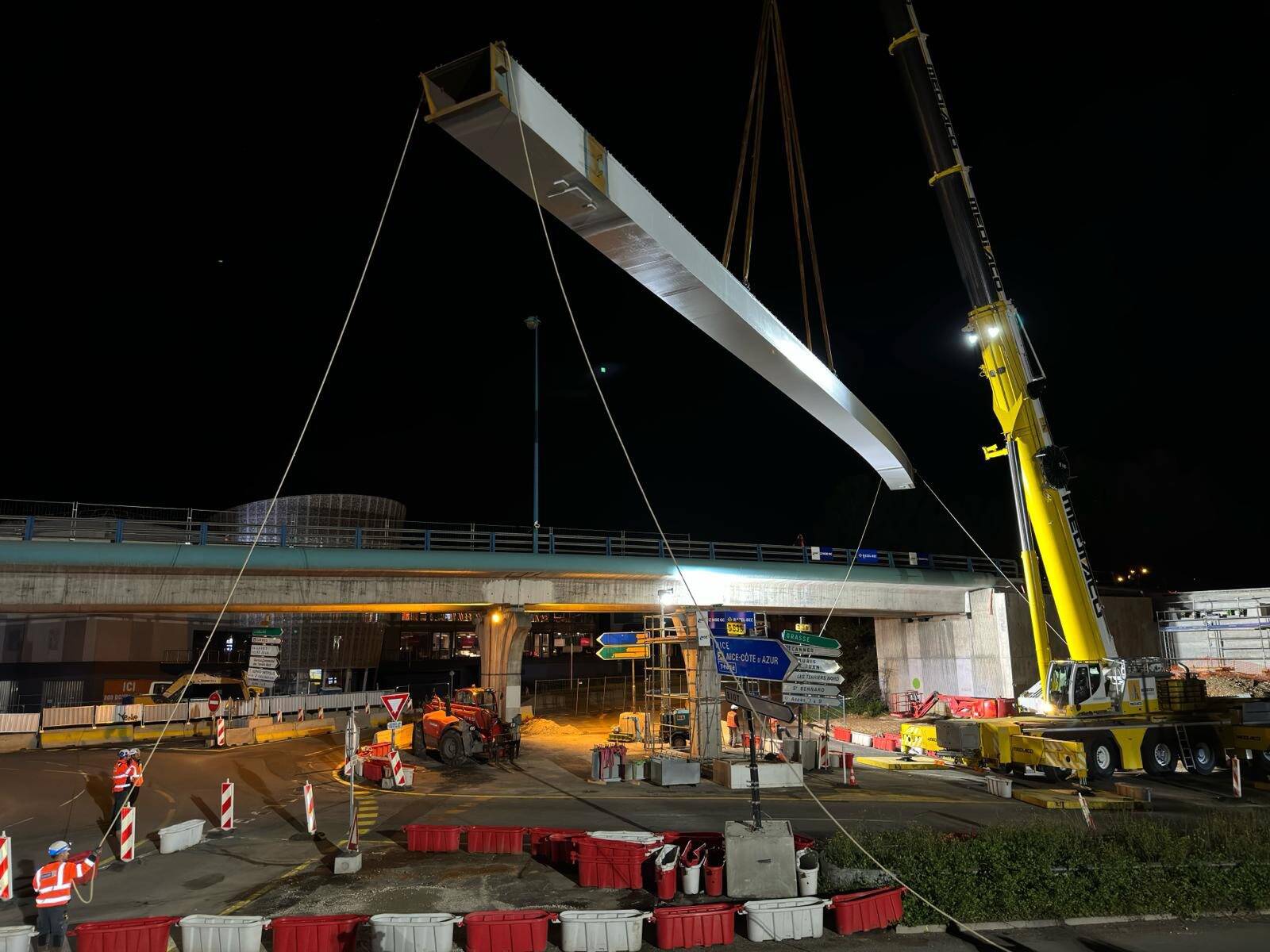 Impressionnant, la première poutre de l'autopont du rond-point de Provence à Antibes a été posée