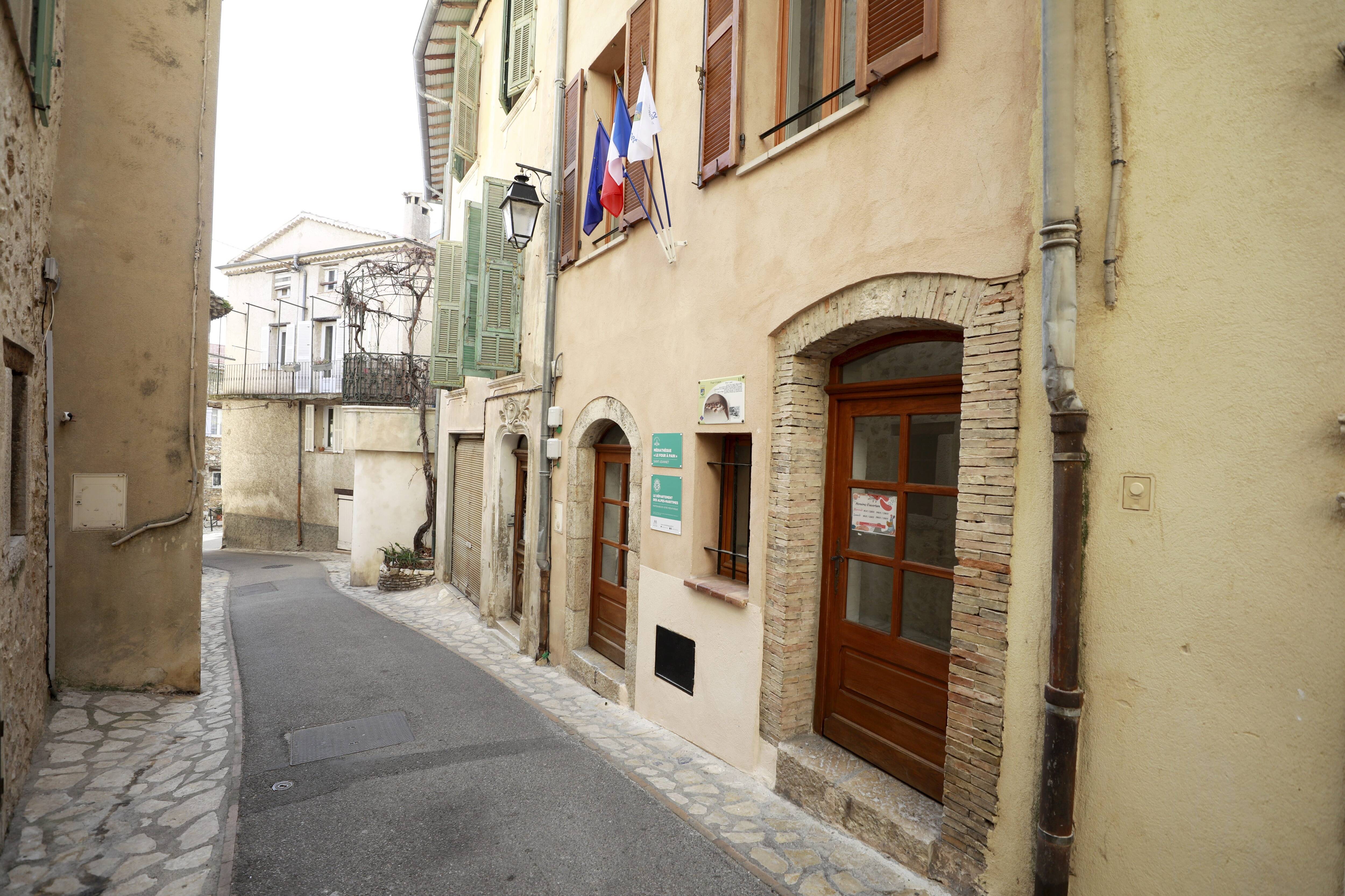 "Essayez d'être raisonnables": quel est donc ce projet "démesuré" de salle polyvalente dans ce village de la plaine du Var?