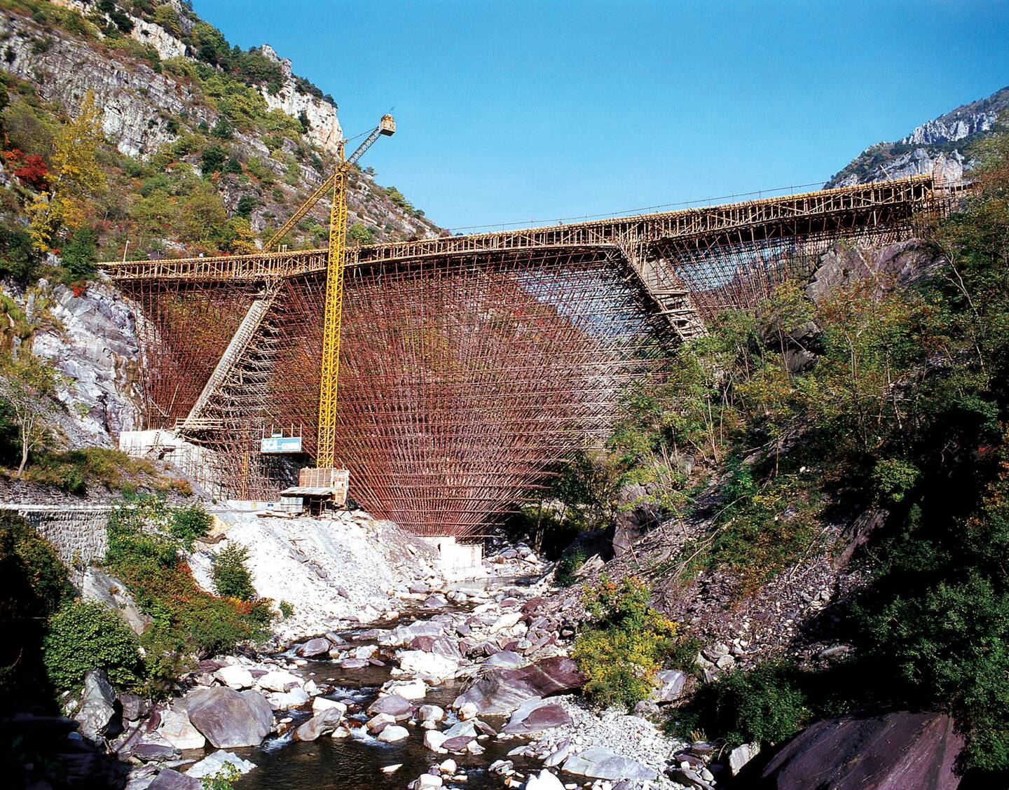 La reconstruction du viaduc de Scarassouï a particulièrement marqué les esprits.
