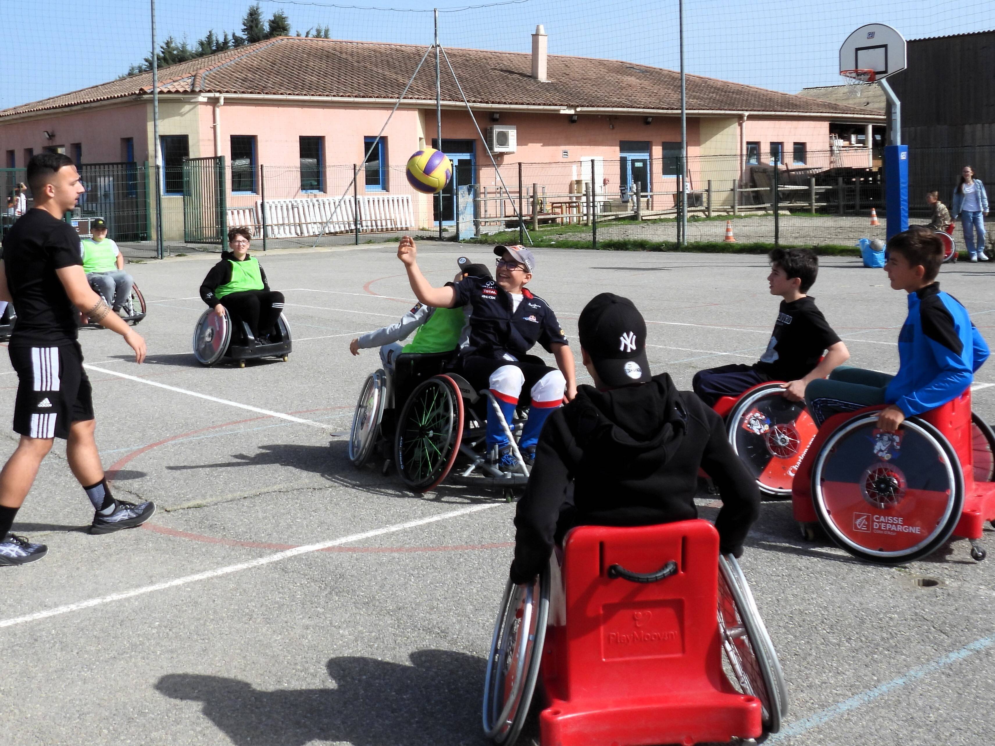 Des collégiens de Saint-Maximin se sont initiés au rugby-fauteuil, "pour lutter contre les clichés"