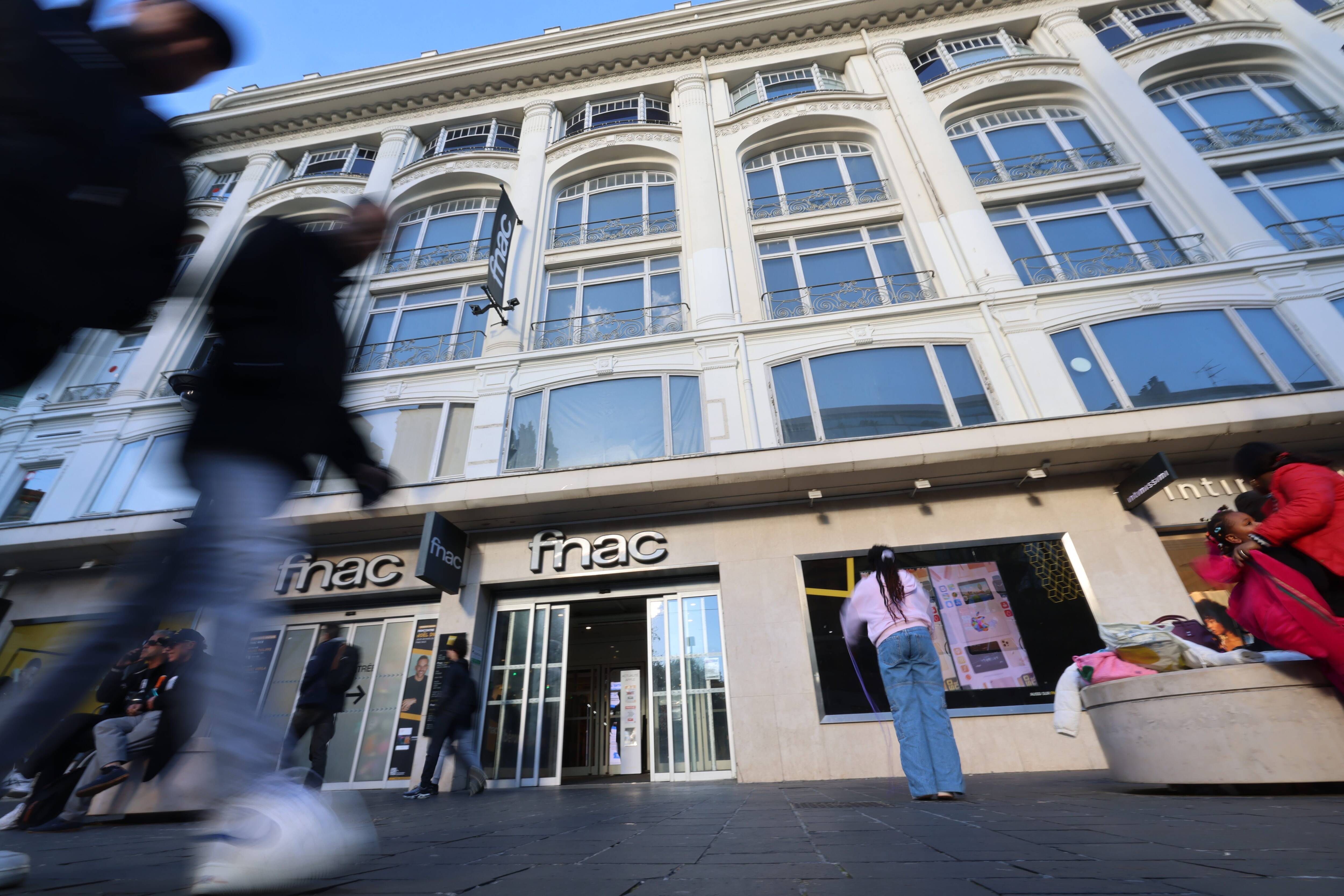 "Je vous mets au défi de trouver ce livre à la Fnac": nous avons pris le préfet au mot et avons cherché le livre «fondamentaliste» controversé