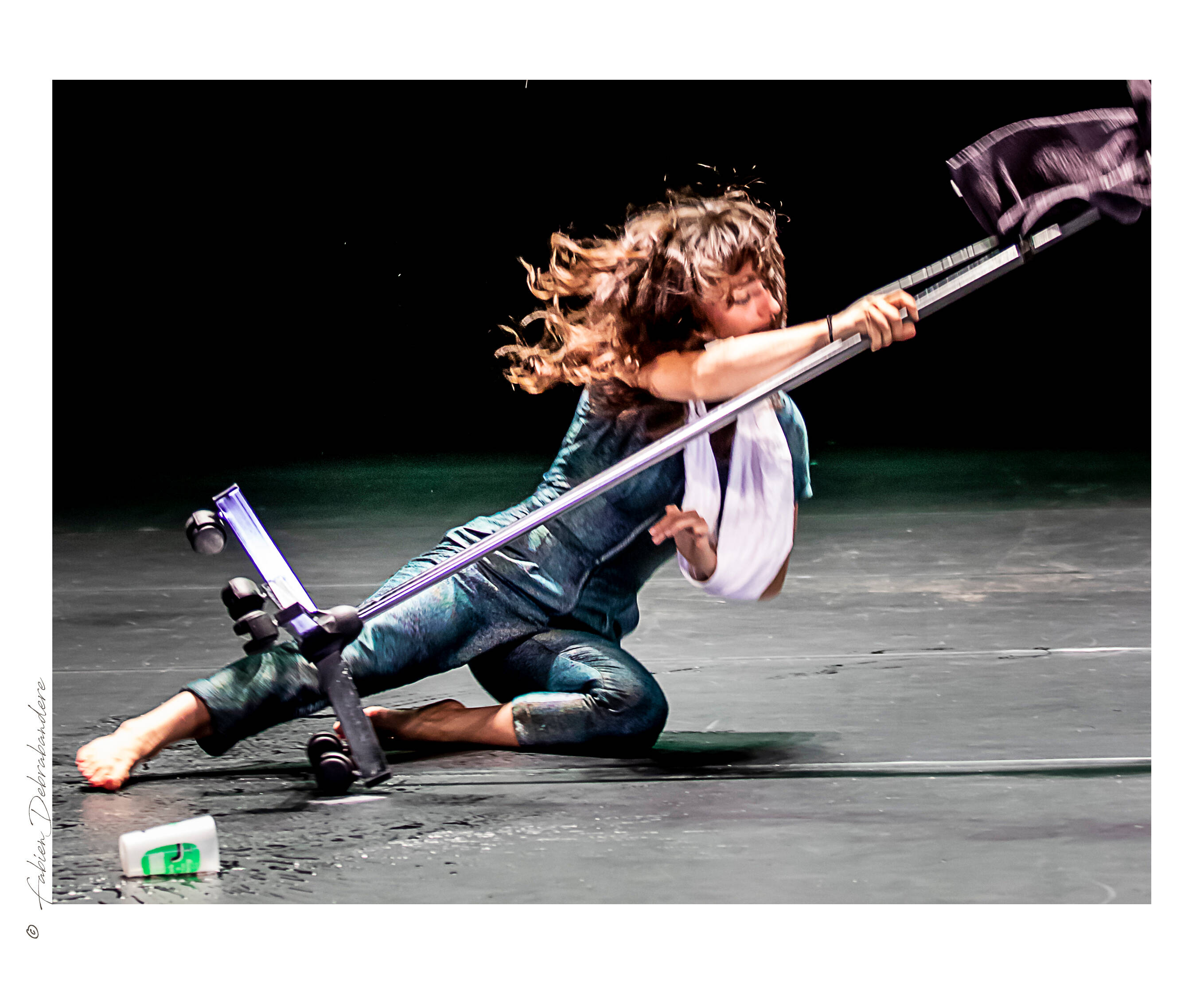 Cette voltigeuse rescapée des attentats du 13 novembre propose un spectacle singulier pour évoquer "tout ce qui peut être beau et drôle dans une reconstruction"