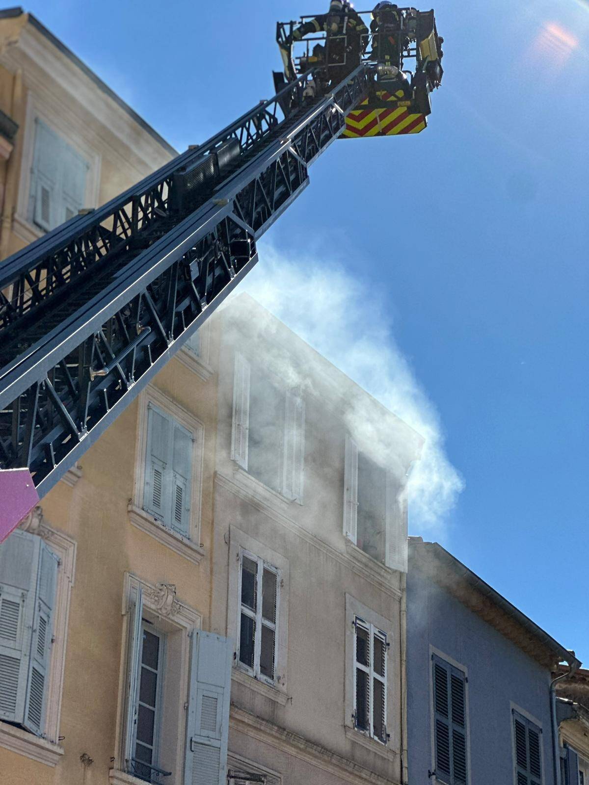 Un incendie prend dans la cage d'escalier d'un immeuble à Vallauris: les habitants relogés