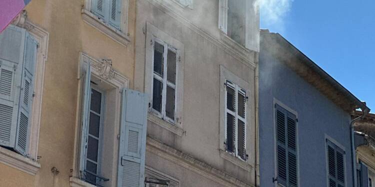 Un incendie prend dans la cage d’escalier d’un immeuble à Vallauris: les habitants relogés