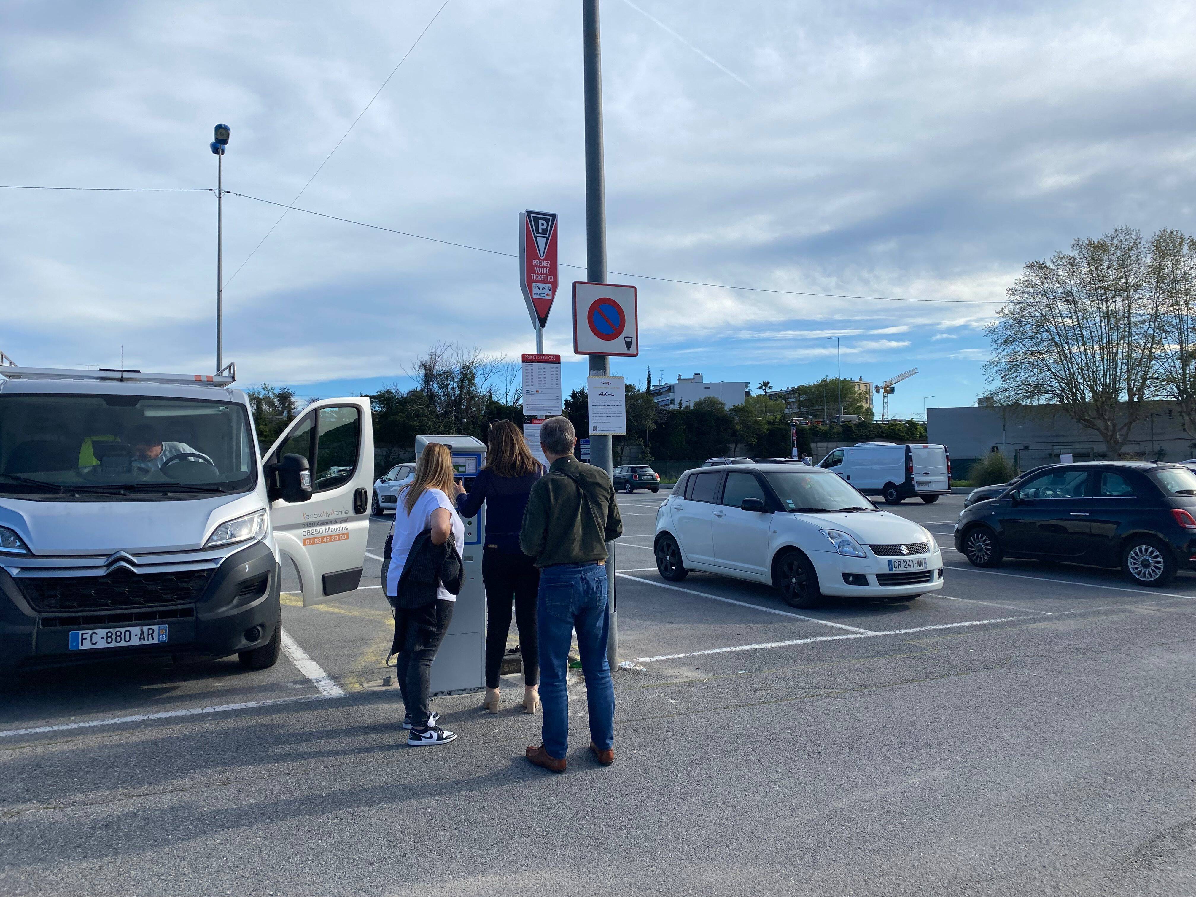Hausse des tarifs, problèmes avec les horodateurs, disparition puis rétropédalage sur la gratuité: gros tollé pour ce parking de Cagnes-sur-Mer